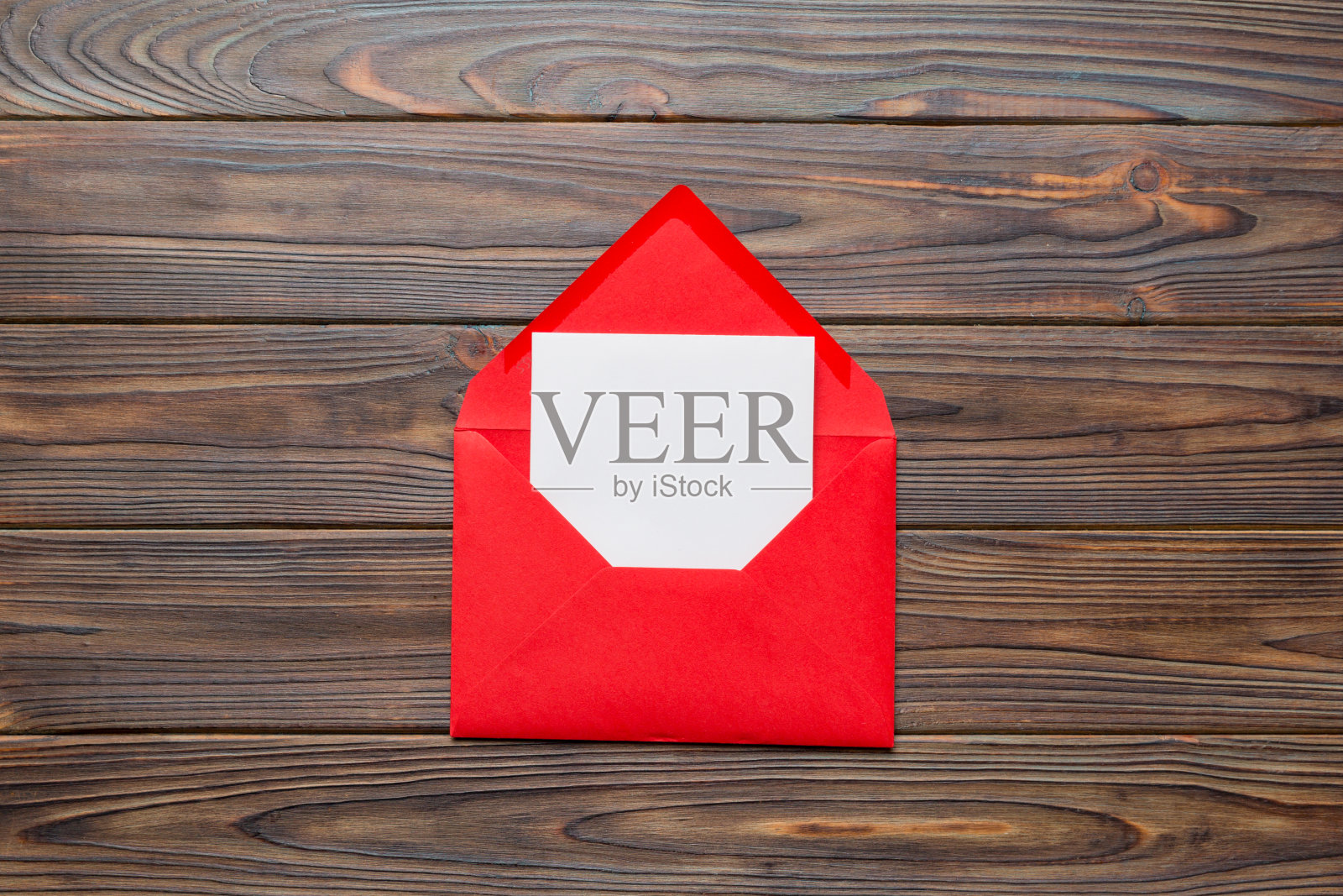 红纸信封与空白色卡片和心脏在彩色背景。俯视图情人节的概念照片摄影图片