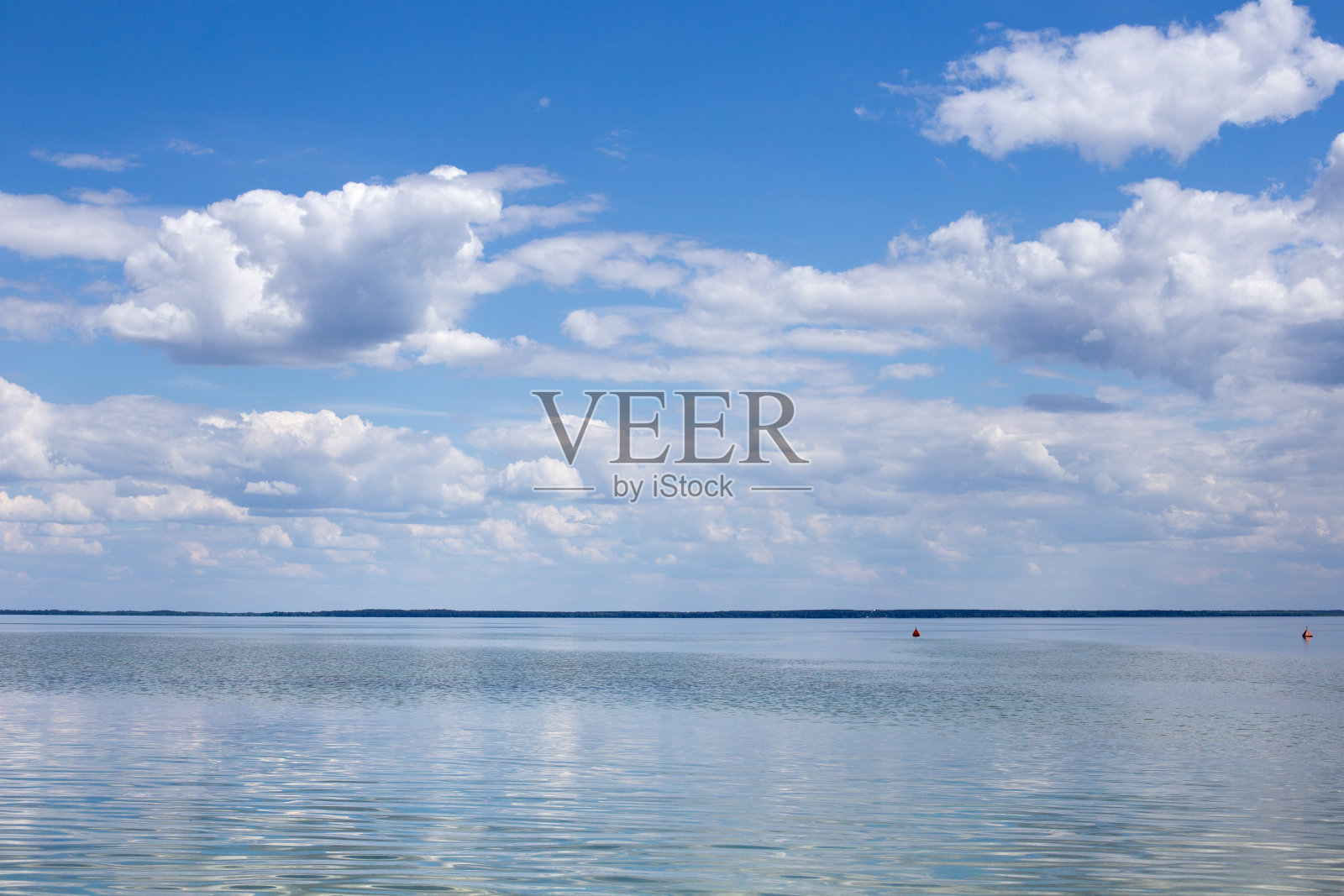 白云映在清澈的水面上照片摄影图片