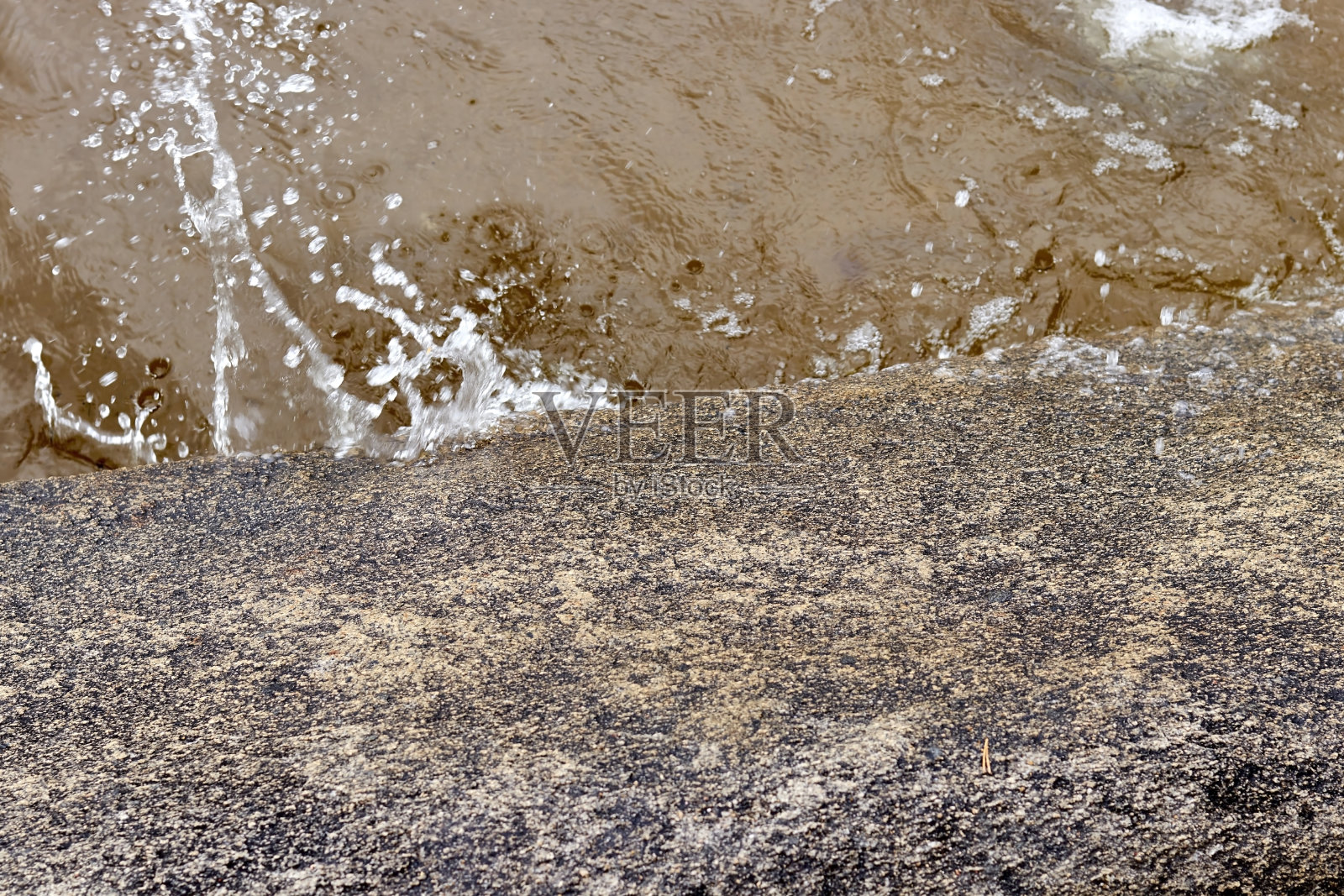 波浪般的湖水拍打着石头照片摄影图片