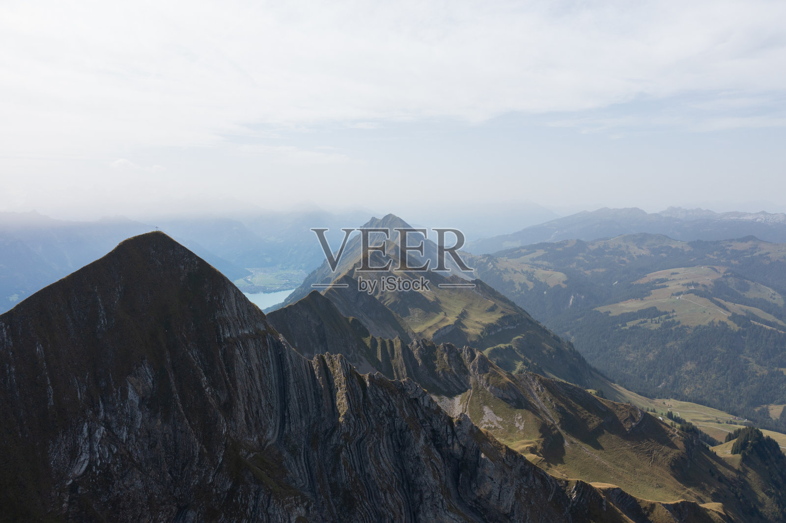 瑞士阿尔卑斯山的美丽风景。一架无人机在伯尔尼州美妙的风景上飞行。布里恩泽湖的壮丽景色。照片摄影图片