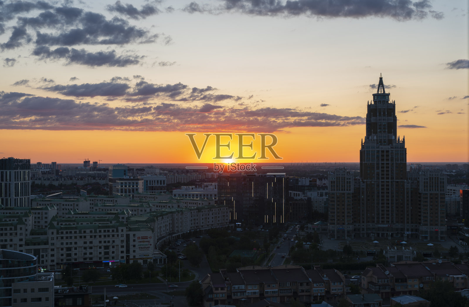 哈萨克斯坦努尔苏丹，2021年7月。夕阳映衬下首都的城市建筑。照片摄影图片