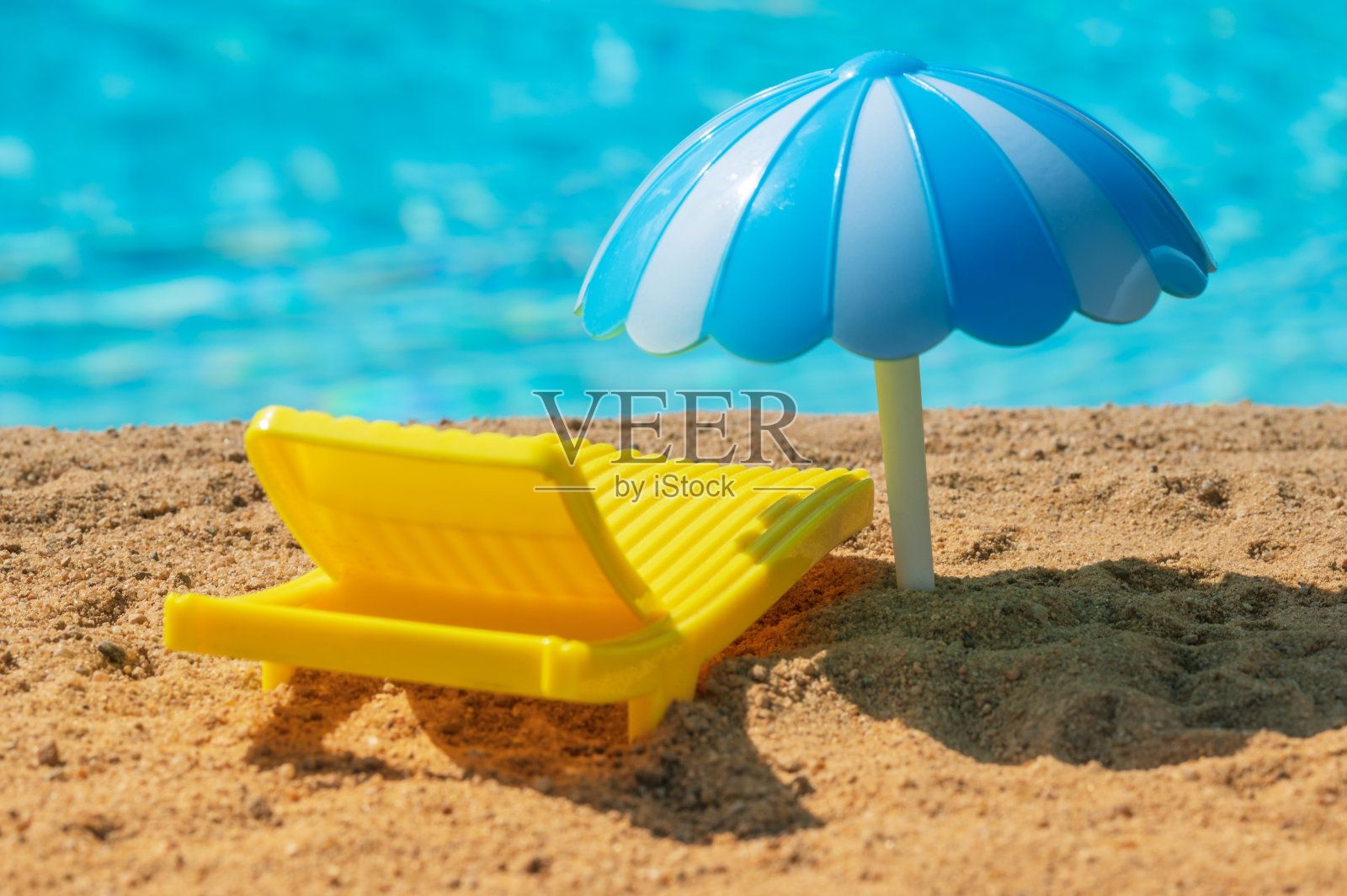 沙滩上的黄色太阳伞和一把伞照片摄影图片