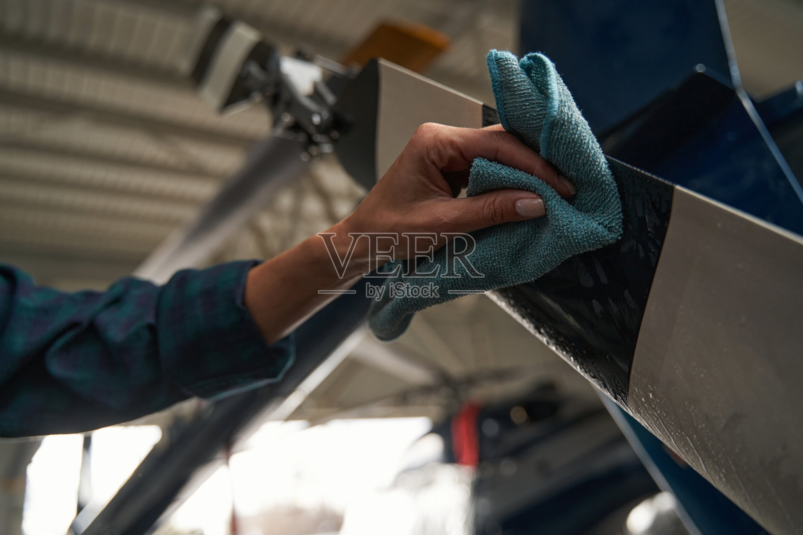 不明身份的妇女在航空车库工作时使用特殊设备照片摄影图片