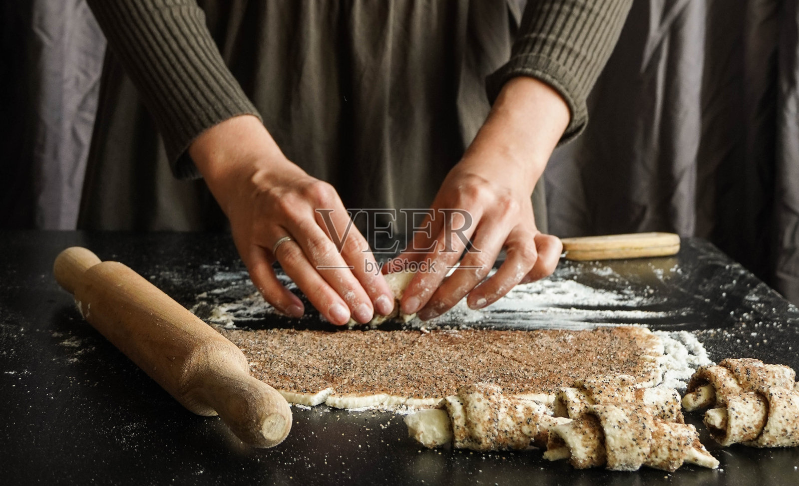 准备饼干的女性手照片摄影图片