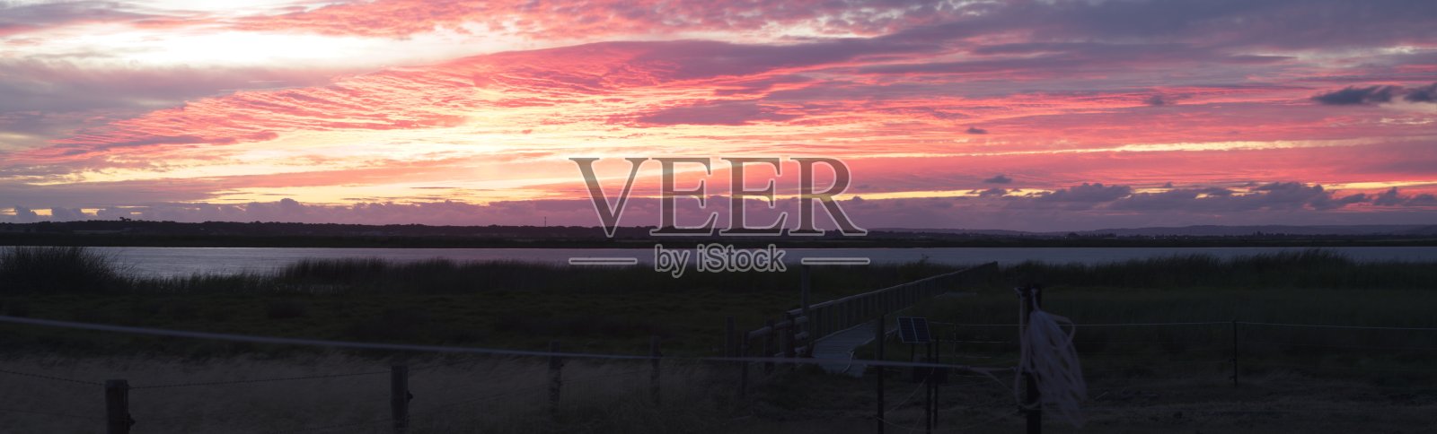 南澳大利亚克莱顿乡村农场的码头和横跨河流的壮观日落全景。照片摄影图片