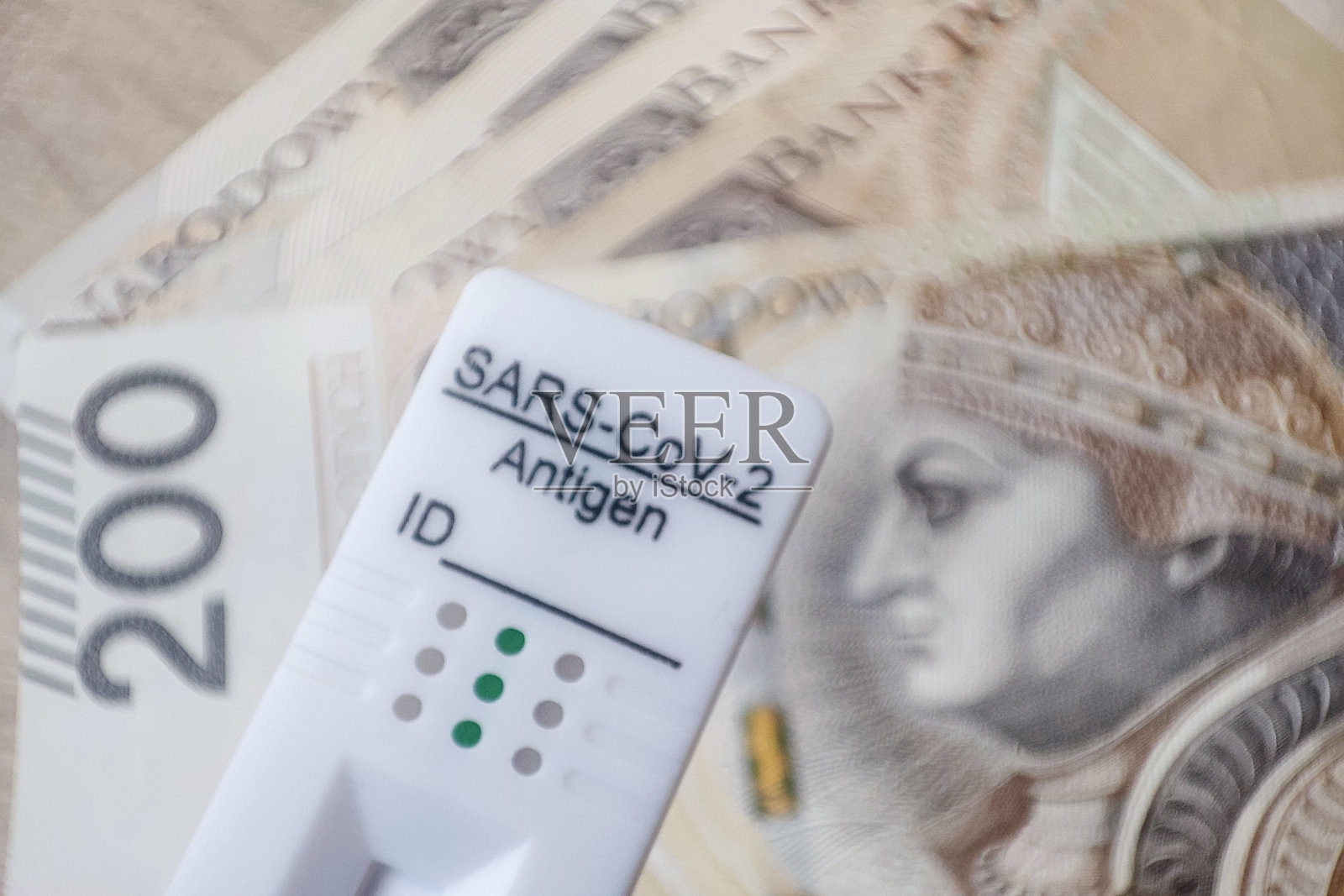 波兰货币的冠状病毒抗原快速检测。冠状病毒SARS-Cov-2快速阴性试验。测试磁带在几个欧元钞票的背景照片摄影图片