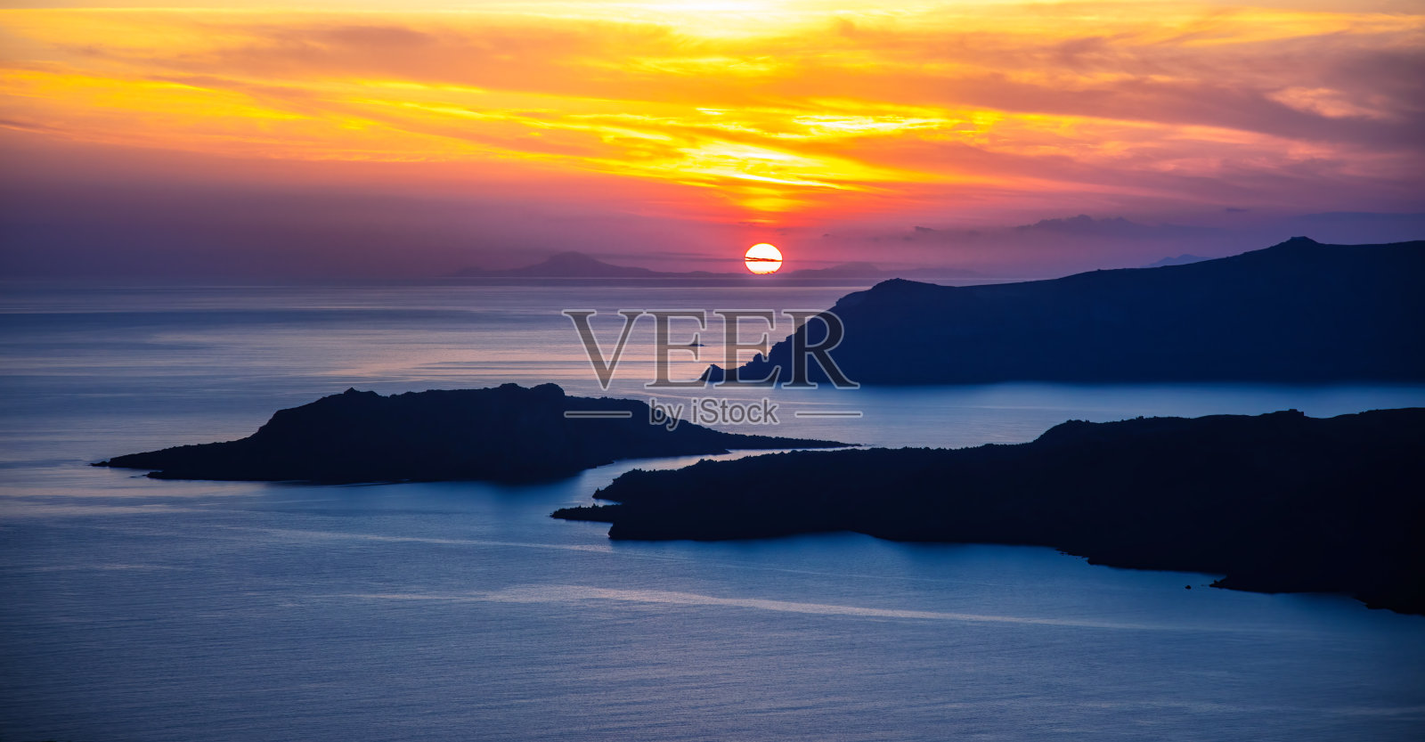 圣托里尼岛的日落和蓝色的海水照片摄影图片