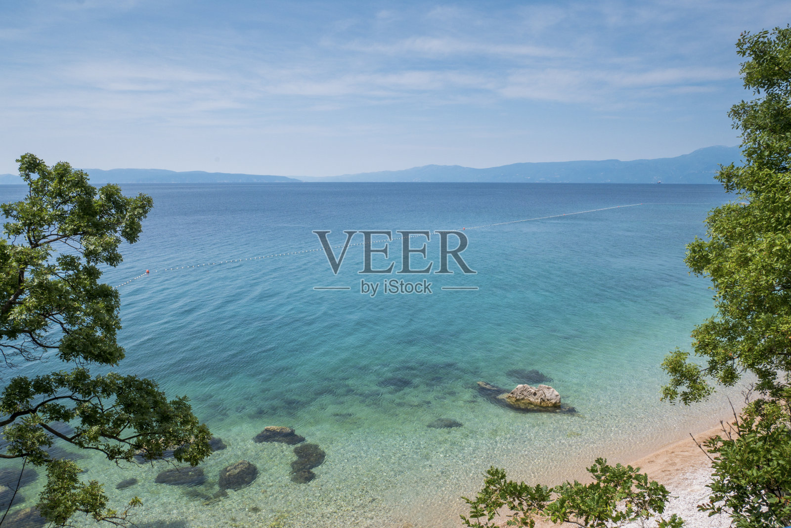 克罗地亚科斯特拉的大海、海滩和绿树照片摄影图片