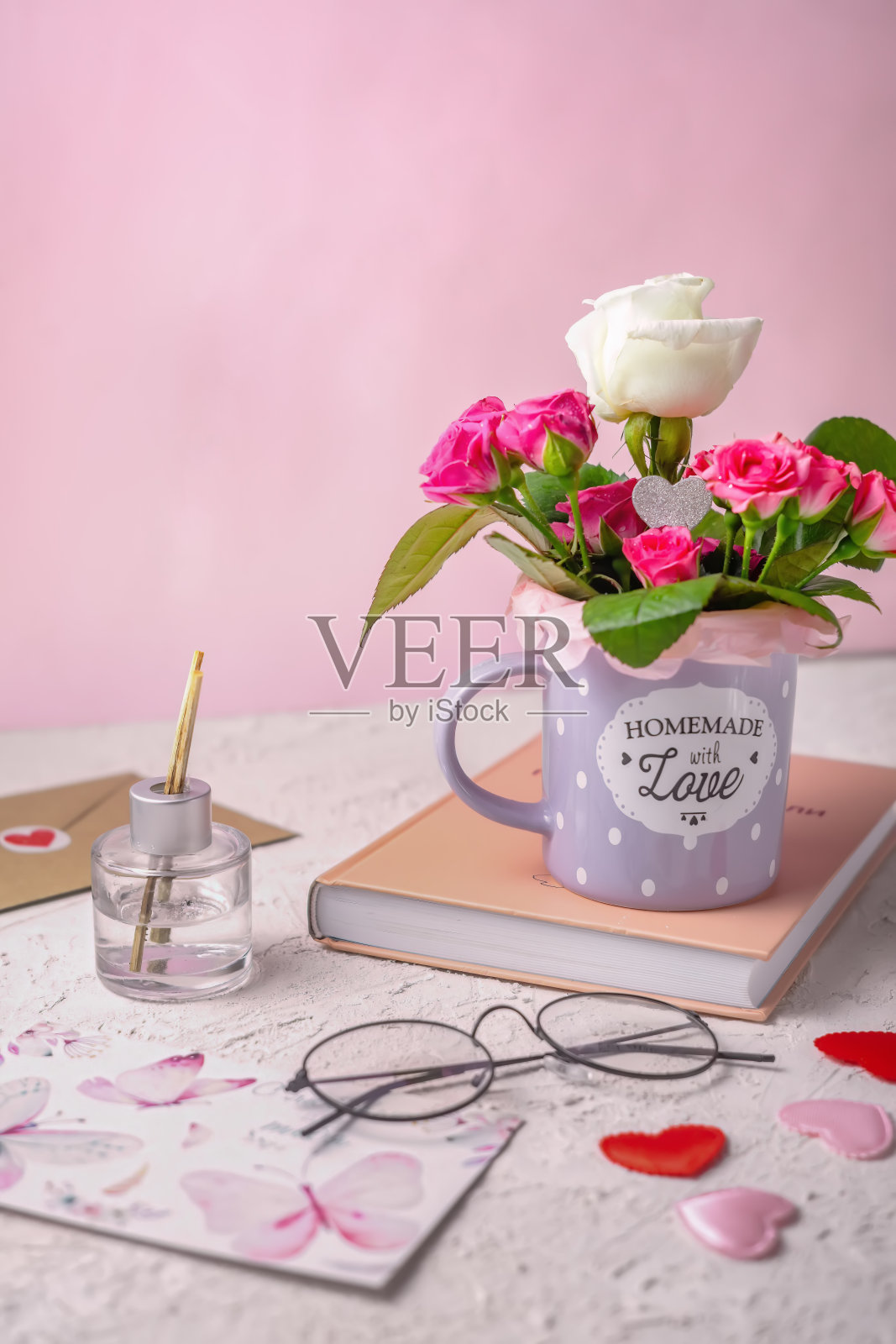 带玫瑰、书和眼镜的情人节贺卡照片摄影图片