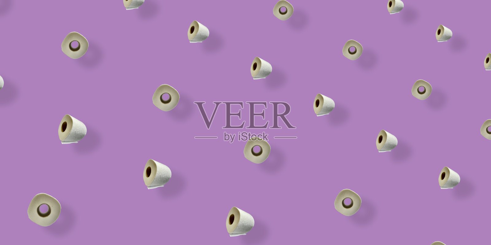 紫色背景上白色卫生纸卷成的彩色图案。前视图。壁纸的浴室照片摄影图片