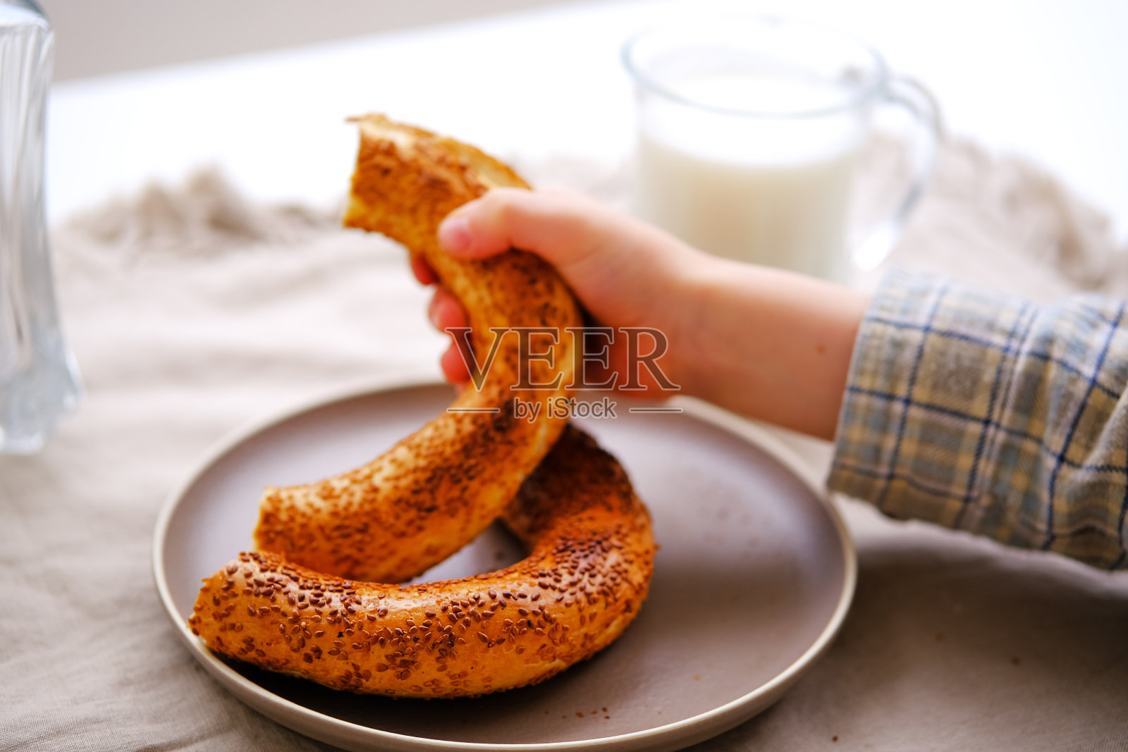 传统土耳其芝麻面包圈和发酵饮料照片摄影图片
