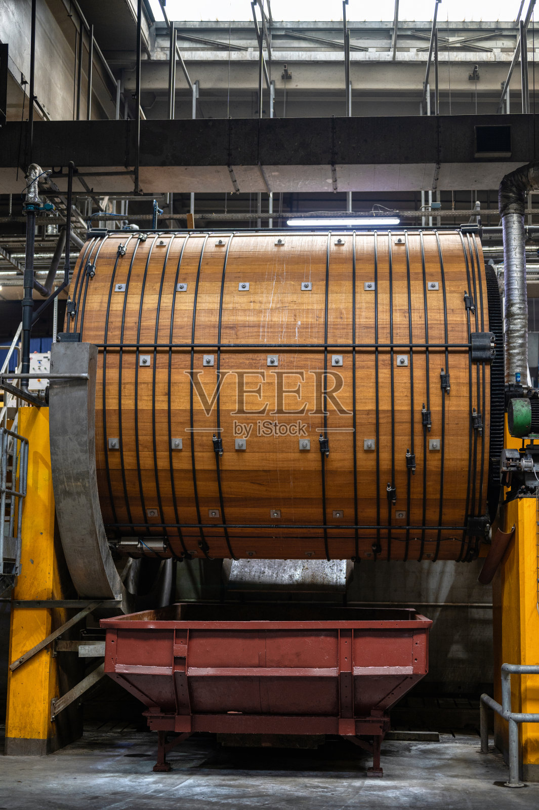 皮革车间。牛皮鞣制用的大木桶照片摄影图片