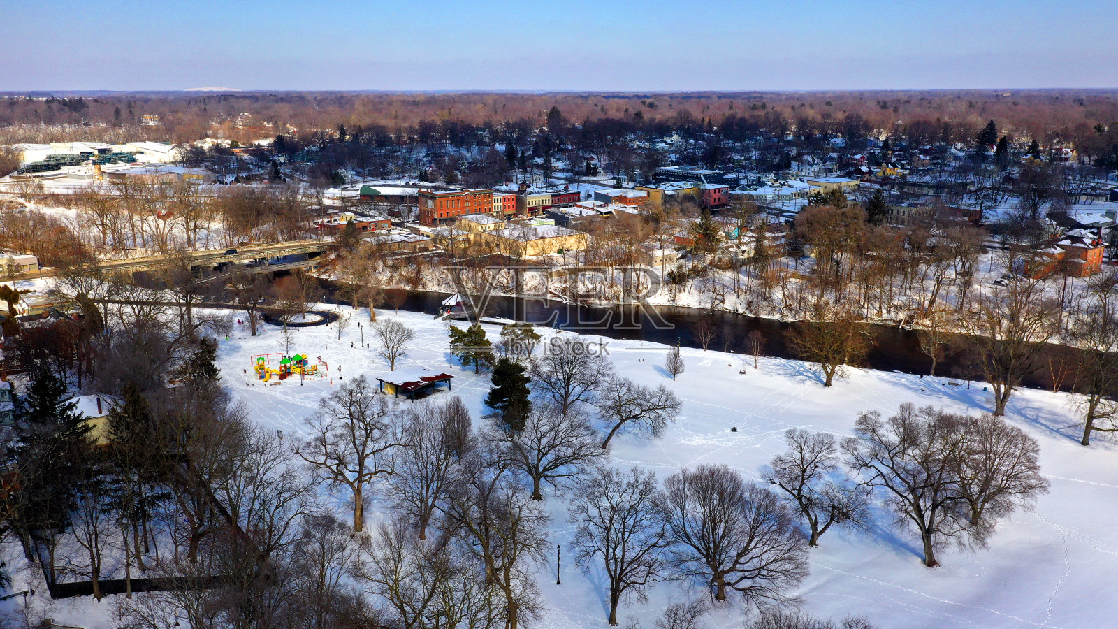 河滨公园，Depot镇和密歇根伊普兰蒂的休伦河照片摄影图片