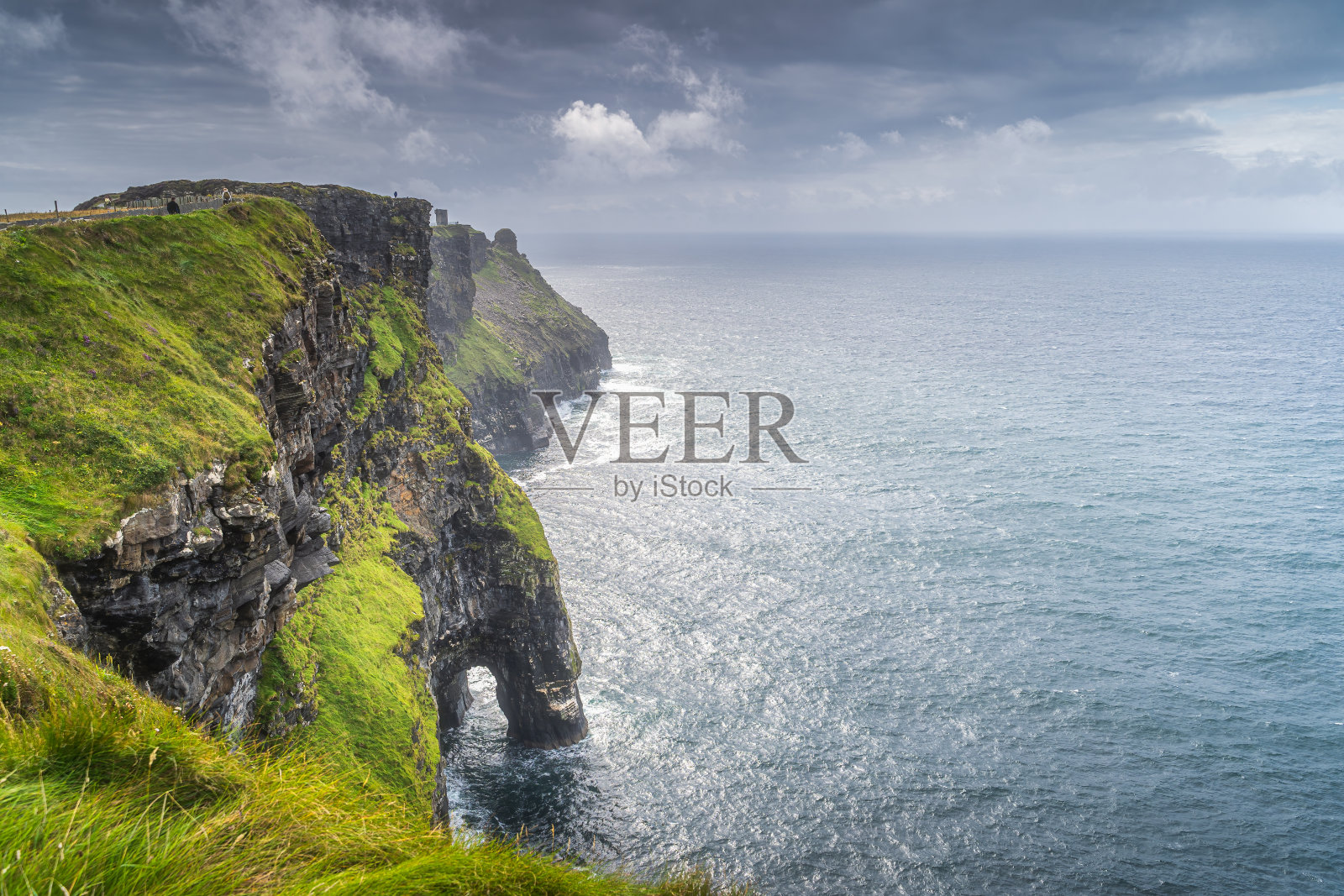 天然的石拱，爱尔兰标志性的莫赫悬崖的一部分照片摄影图片