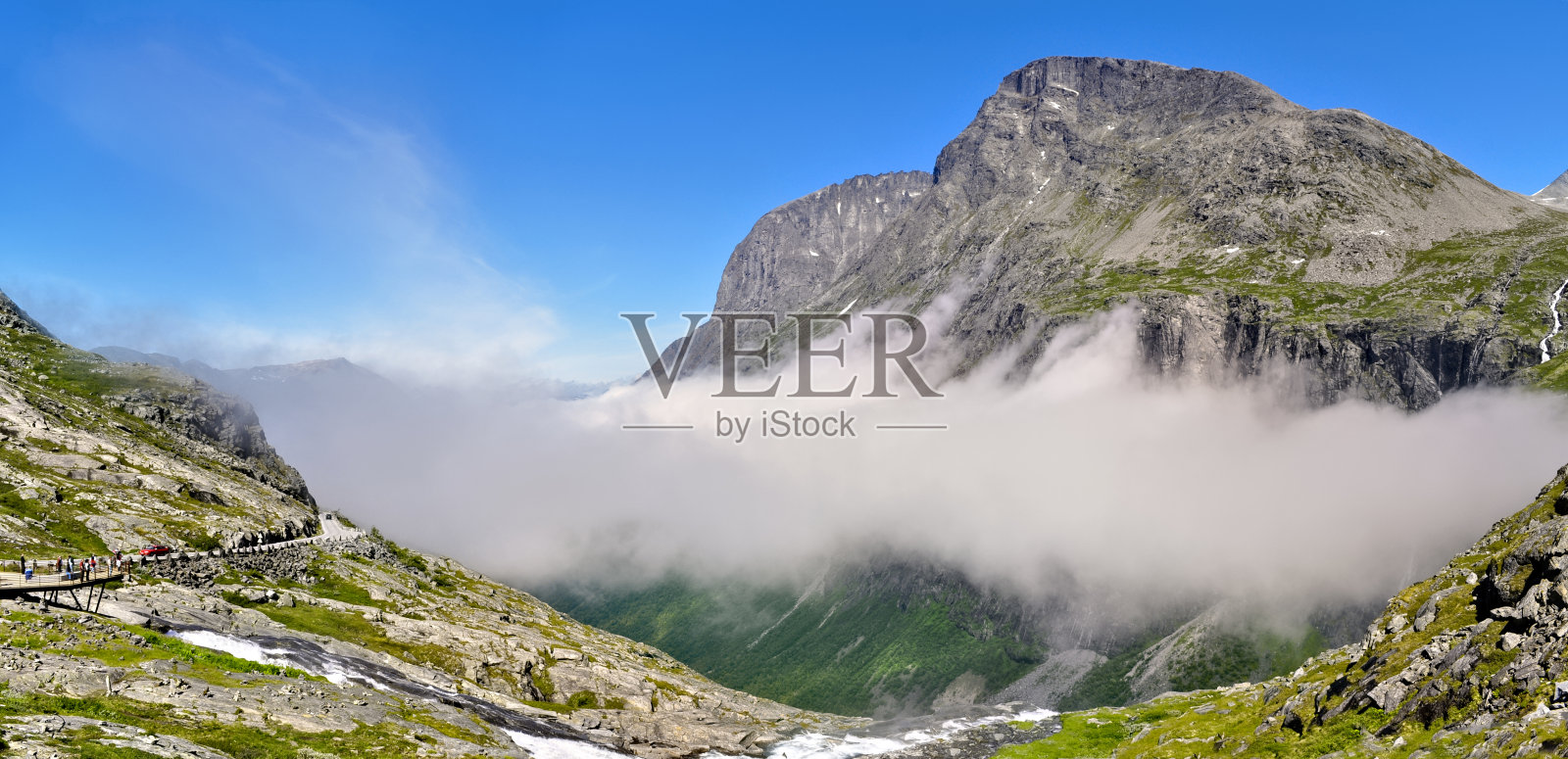 挪威的巨魔公路——狭窄的蜿蜒的道路穿过山脉和山谷。夏天的天气，云雾缭绕岩石。照片摄影图片