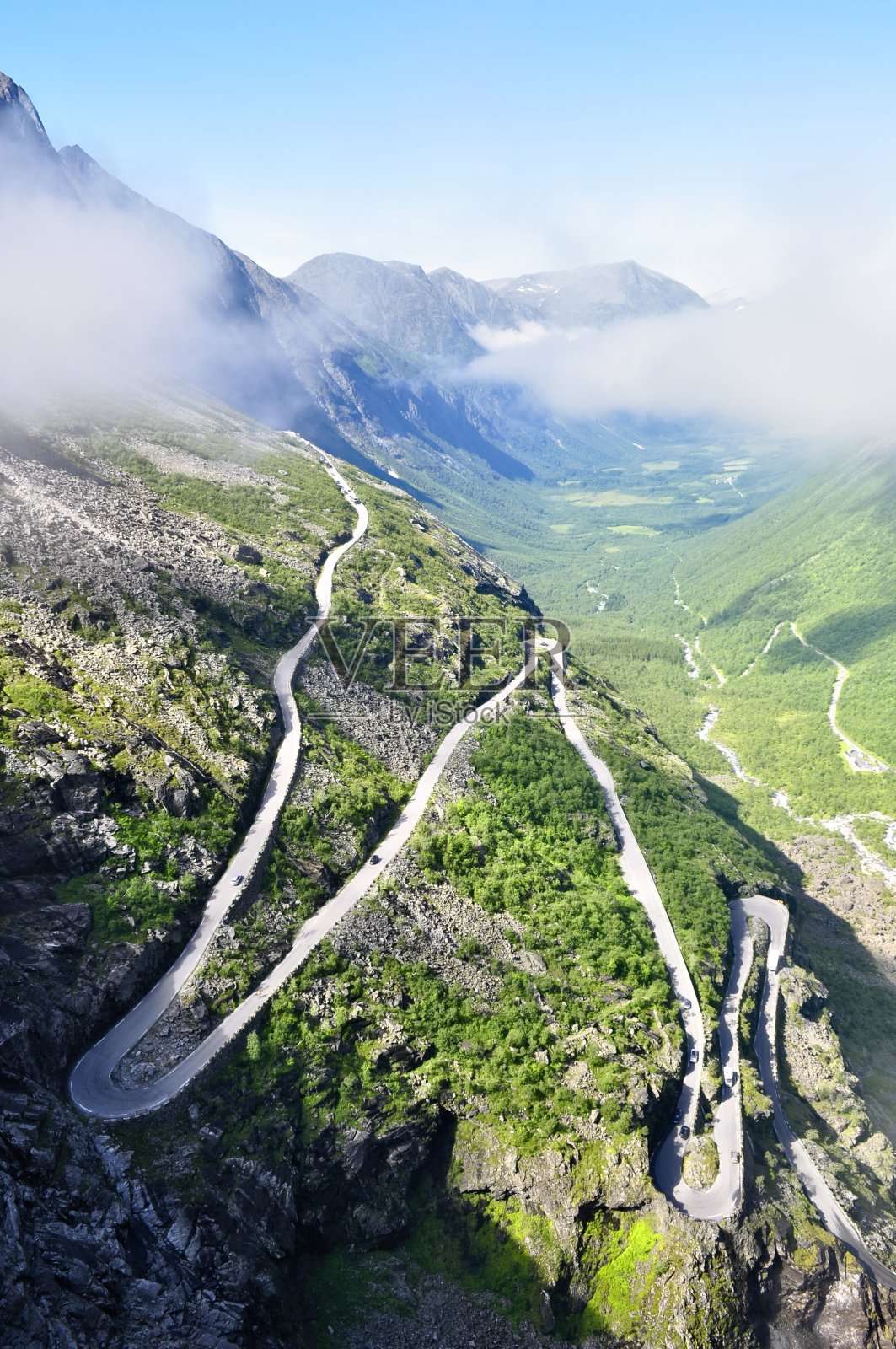 挪威的巨魔公路——狭窄的蜿蜒的道路穿过山脉和山谷。夏天的天气，云雾缭绕岩石。照片摄影图片