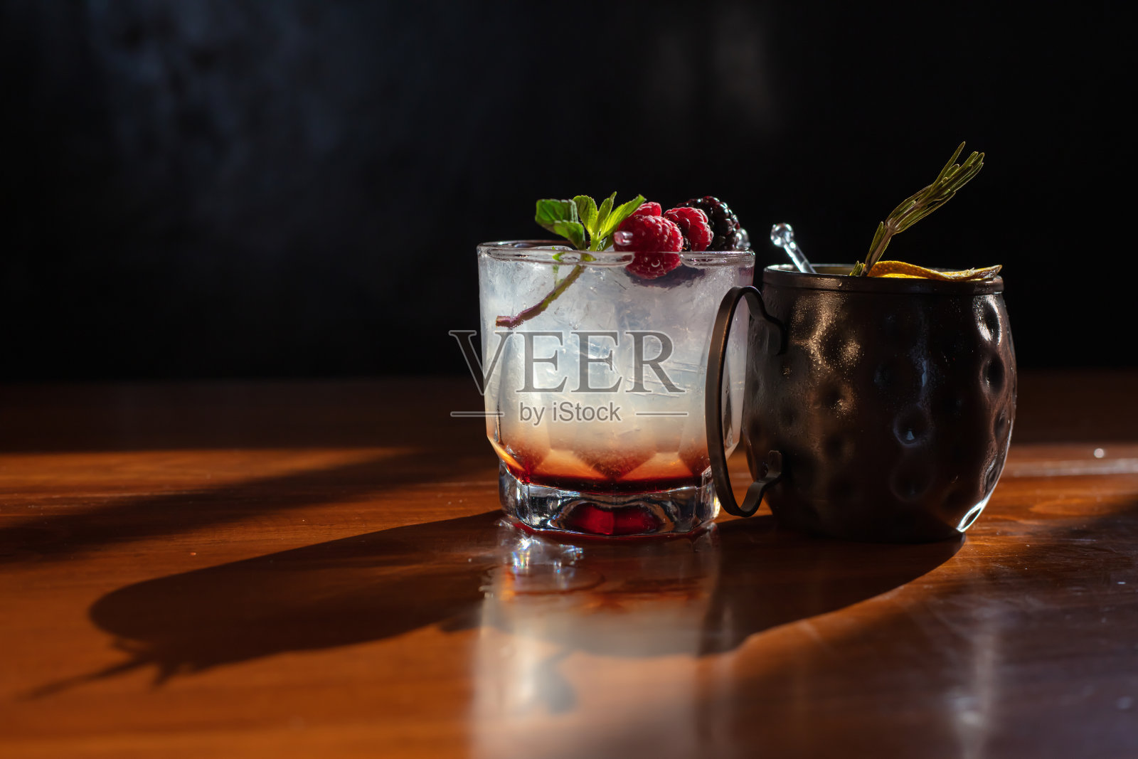 两个酒精饮料照片摄影图片