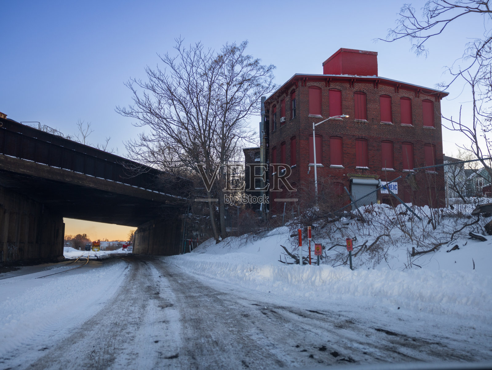 红色被遗弃的建筑照片摄影图片