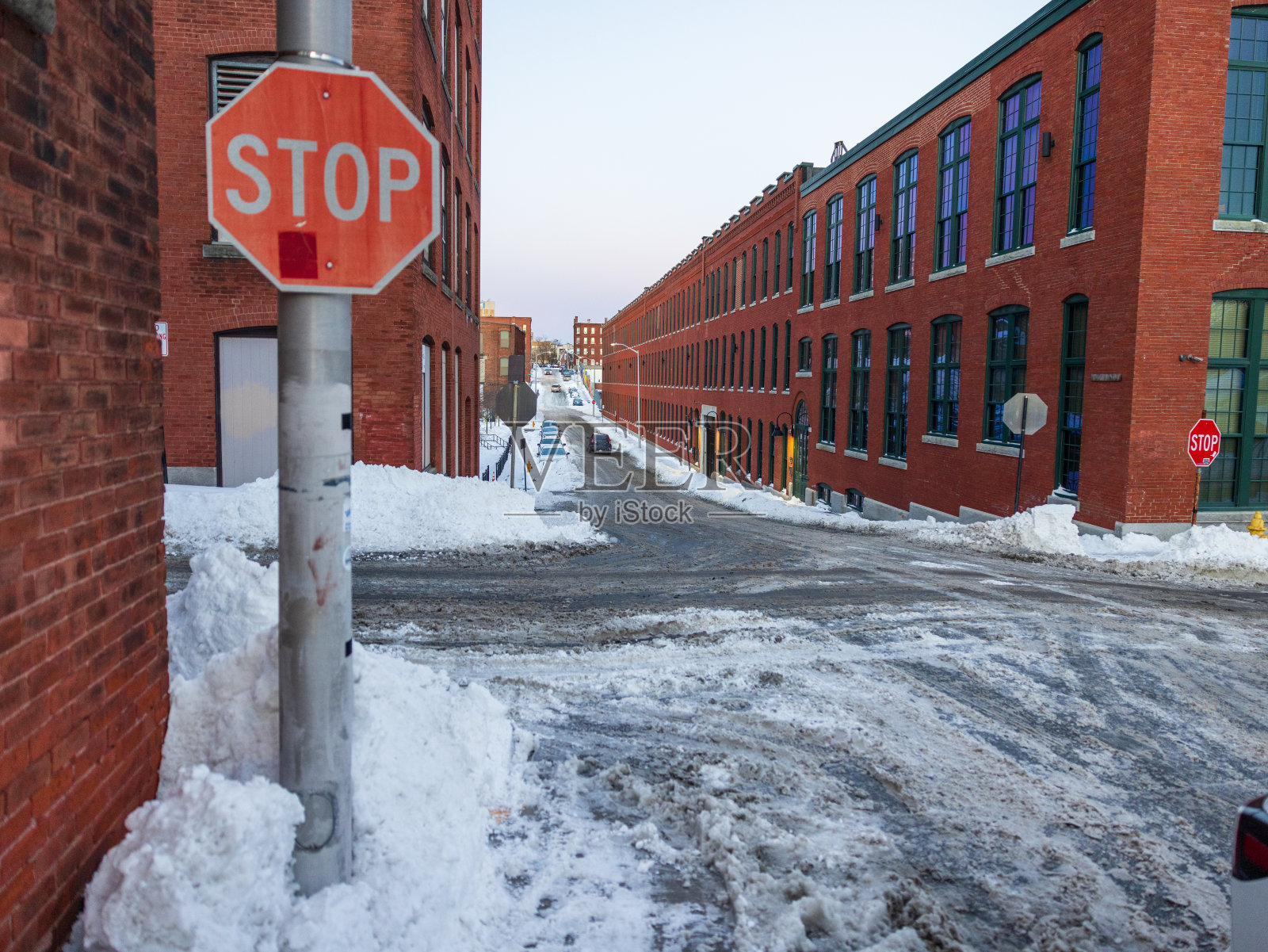 下雪的城市路照片摄影图片
