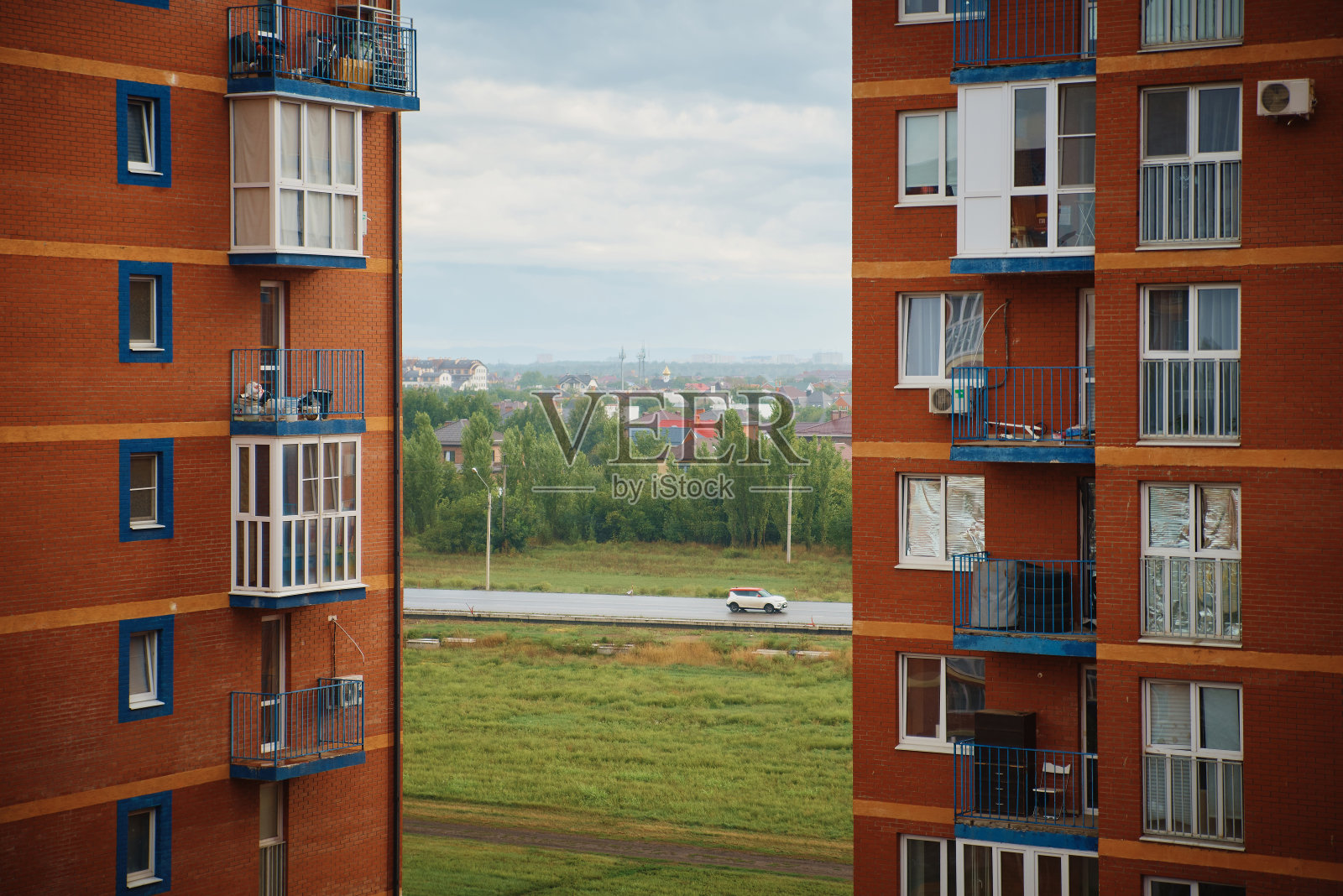 多层建筑。新的现代化住宅建筑已经可以居住了。颜色的房子照片摄影图片