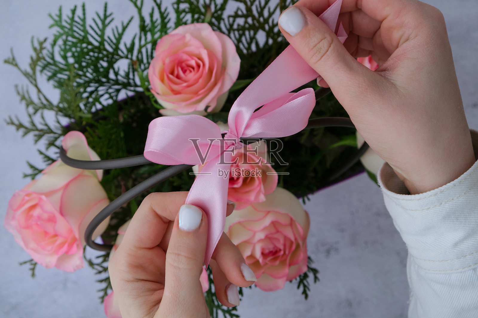 花商制作的结婚礼物盒子里的插花。玫瑰玫瑰花束。花店工作场所。求婚或结婚礼物的主意照片摄影图片