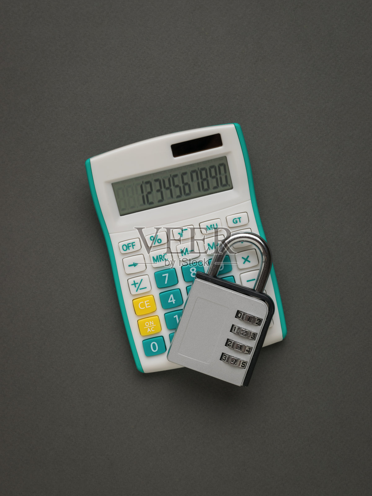 组合锁和计算器在一个深灰色的背景。平的。照片摄影图片