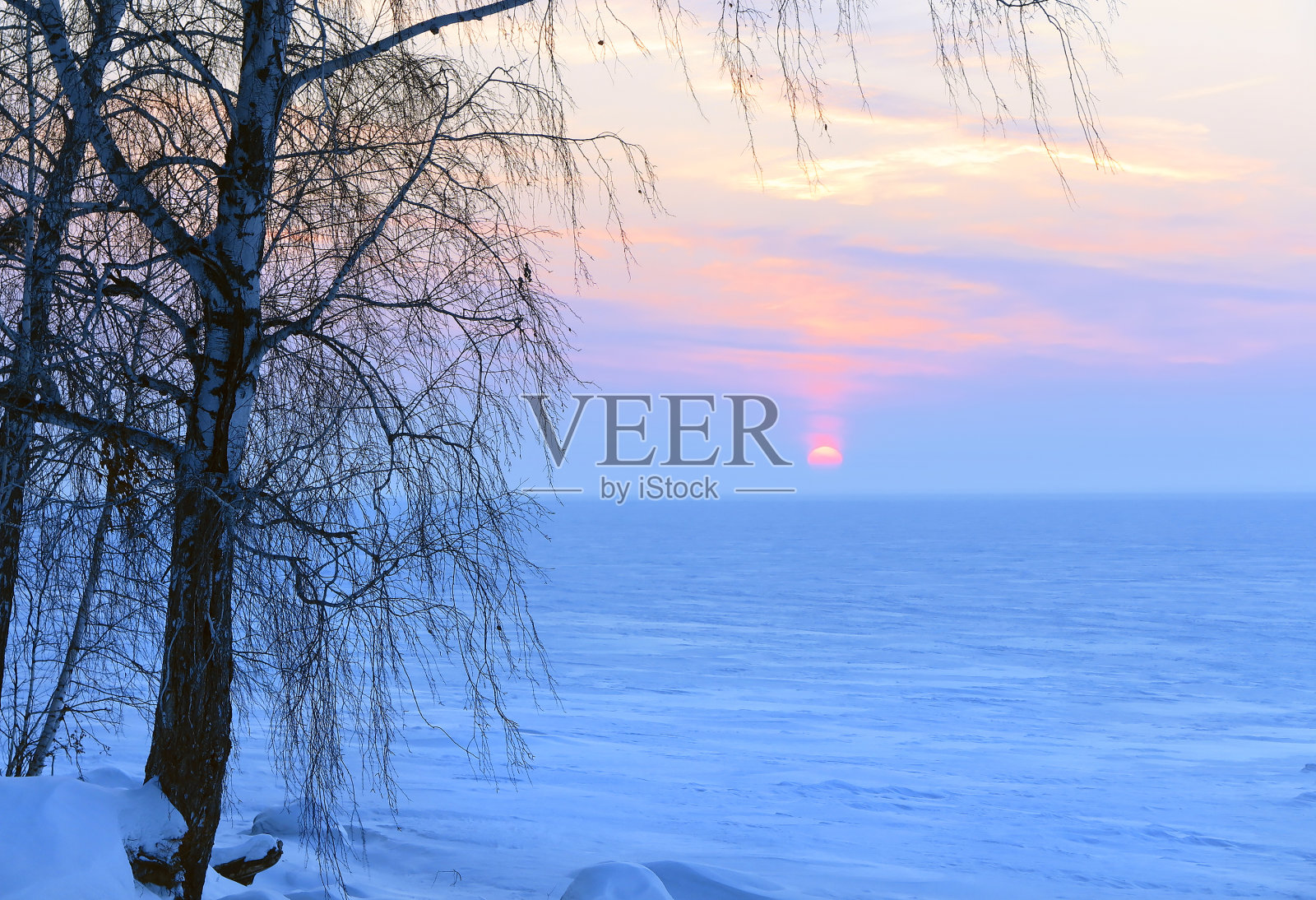 水库冬季岸边的傍晚。照片摄影图片