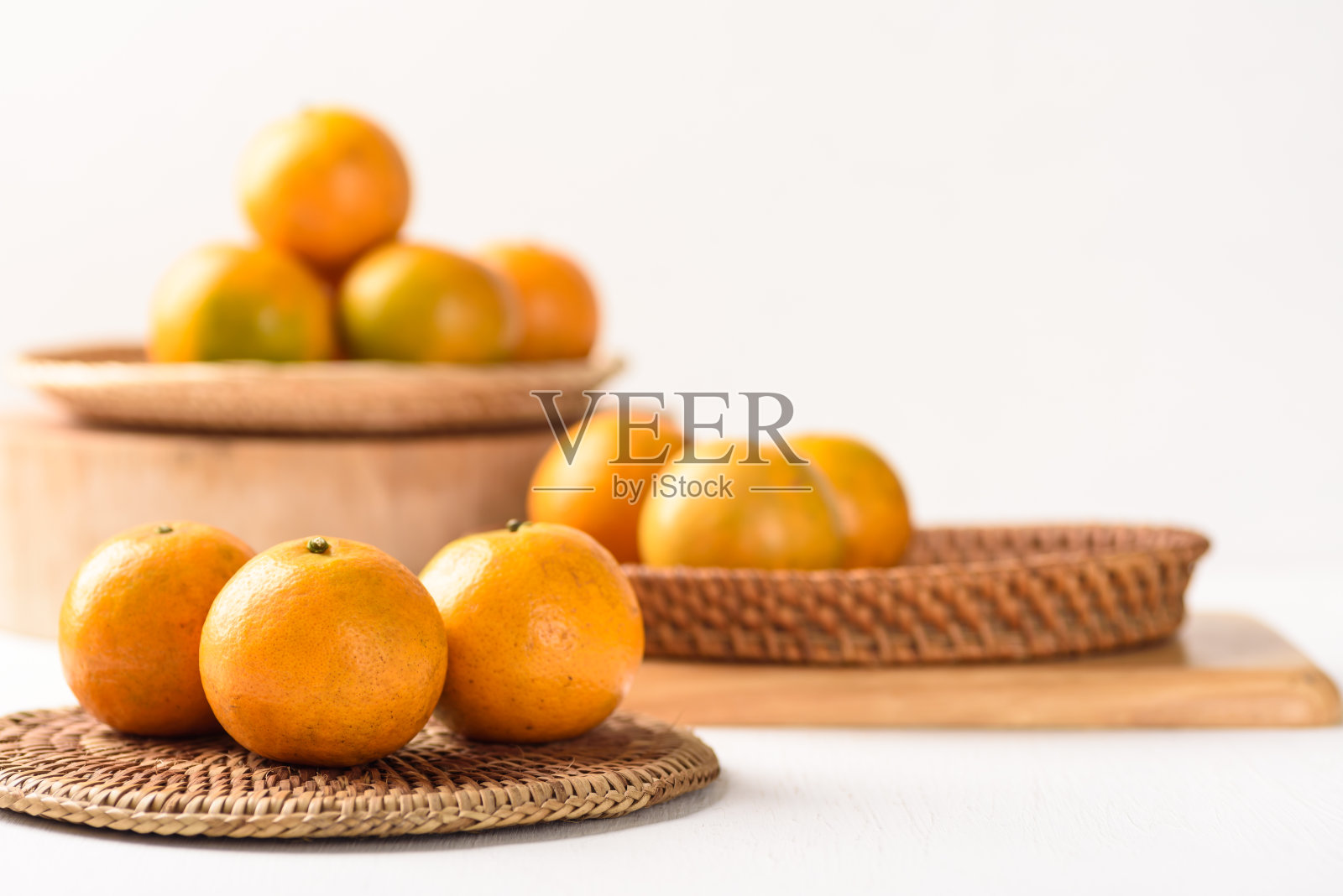 白色背景的橙子和当地市场的水果照片摄影图片