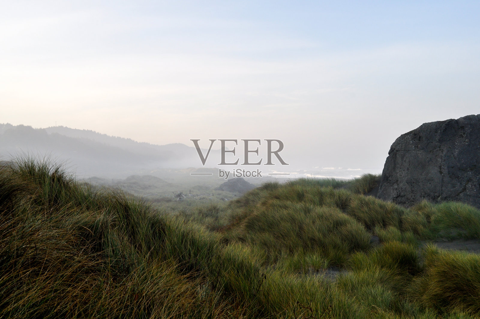 雾堤在俄勒冈州海岸草原上翻滚照片摄影图片