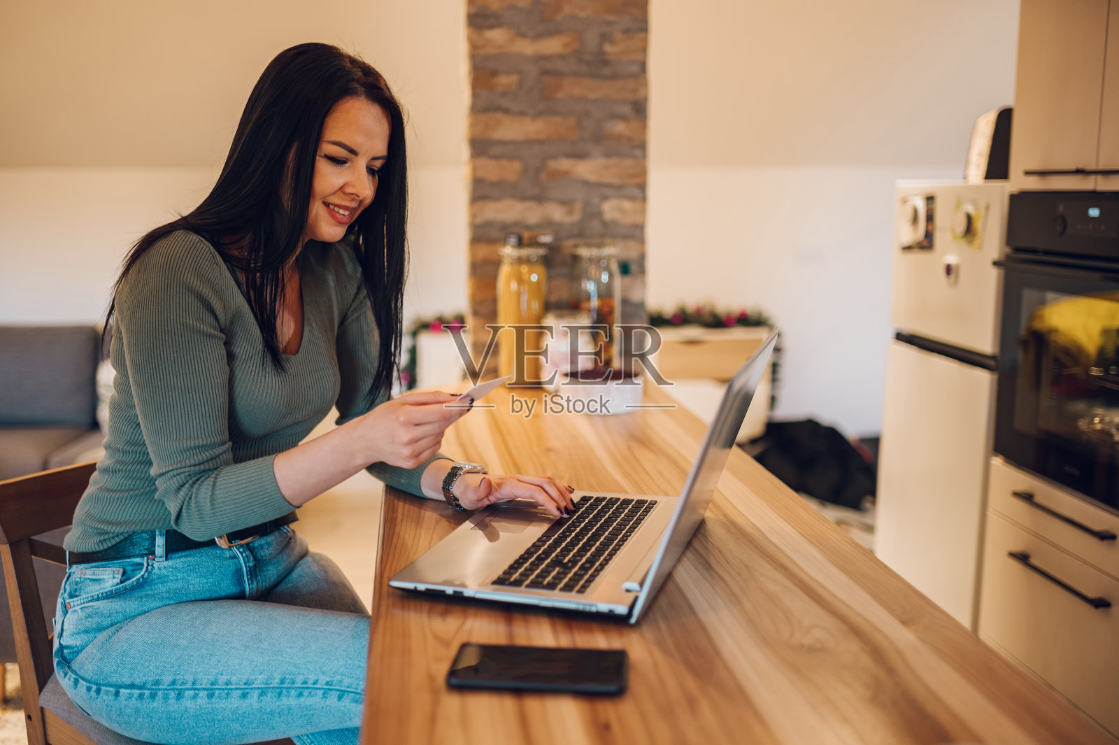 中年女性买家在家里用笔记本电脑在线购物照片摄影图片