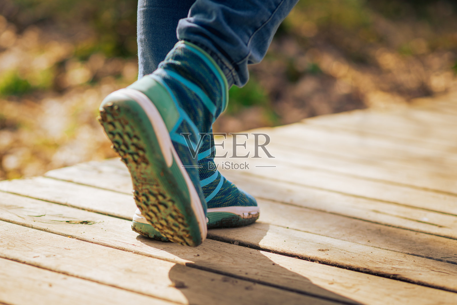 女人走进荒野。旅行冒险和自由的概念。健美。女人在户外散步，鞋子特写照片摄影图片