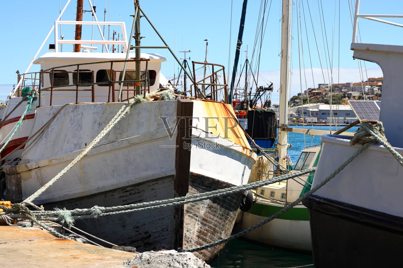 停泊在豪特湾港口的渔船照片摄影图片