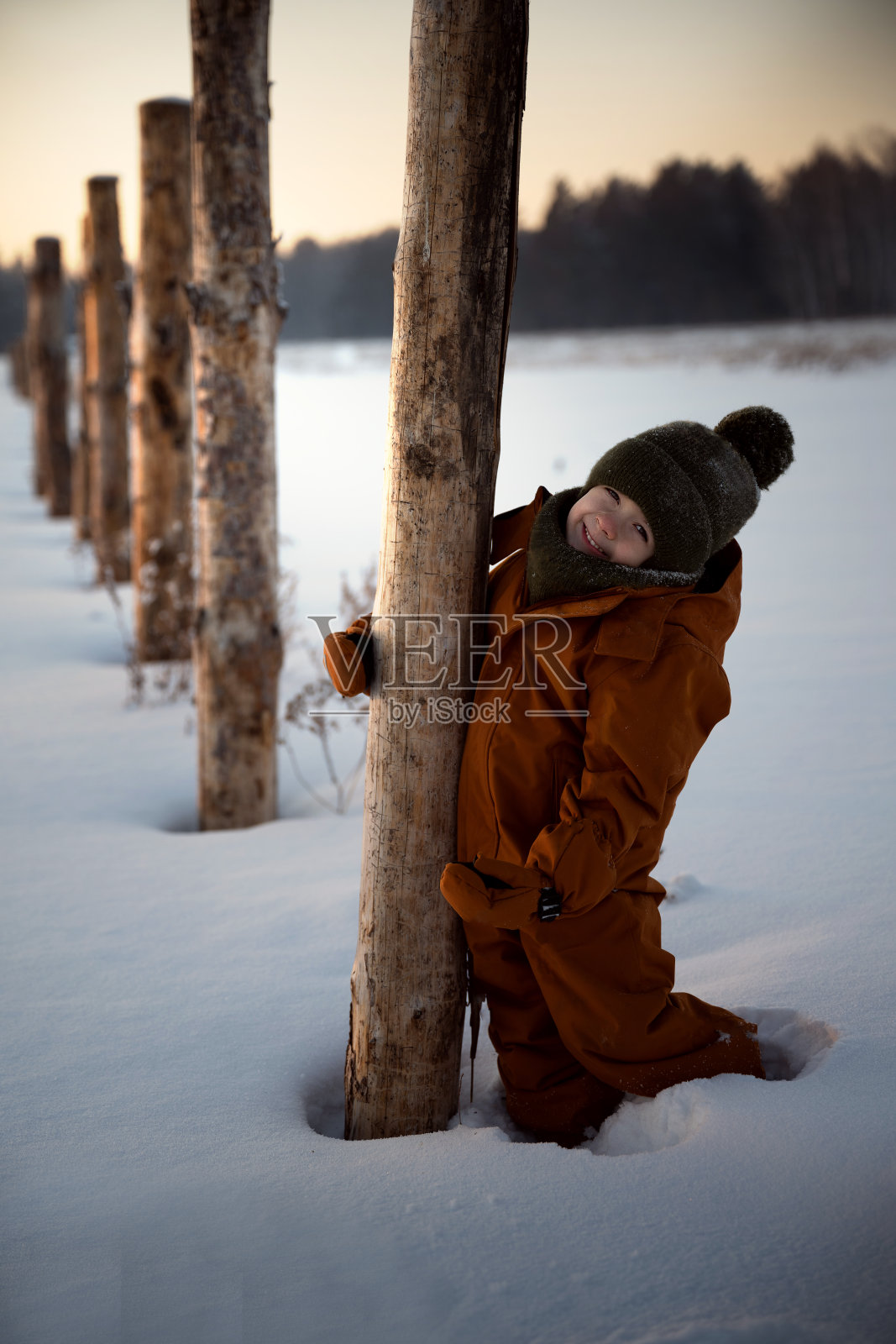 一个小男孩在冬天的风景上照片摄影图片