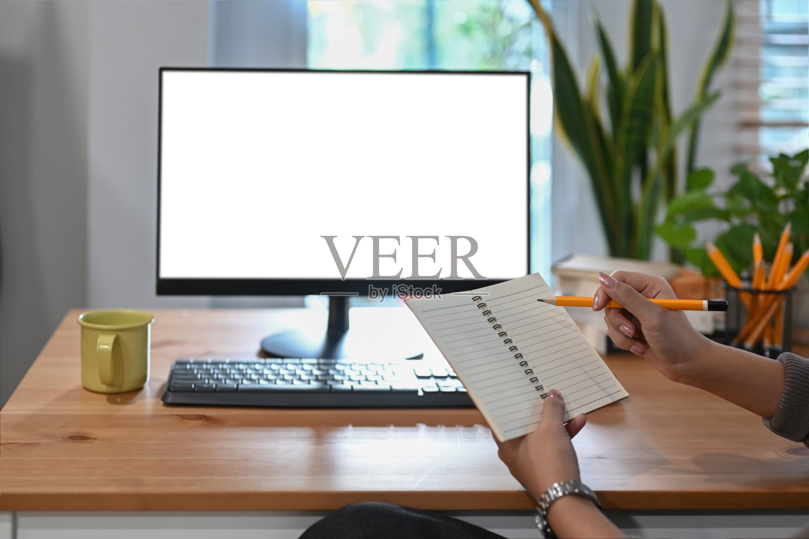 女性自由职业者，拿着笔记本，在家里用电脑工作。照片摄影图片