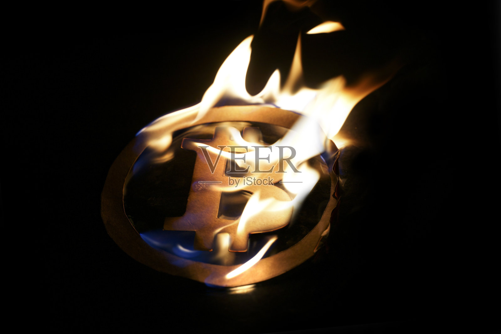 燃烧的比特币符号照片摄影图片