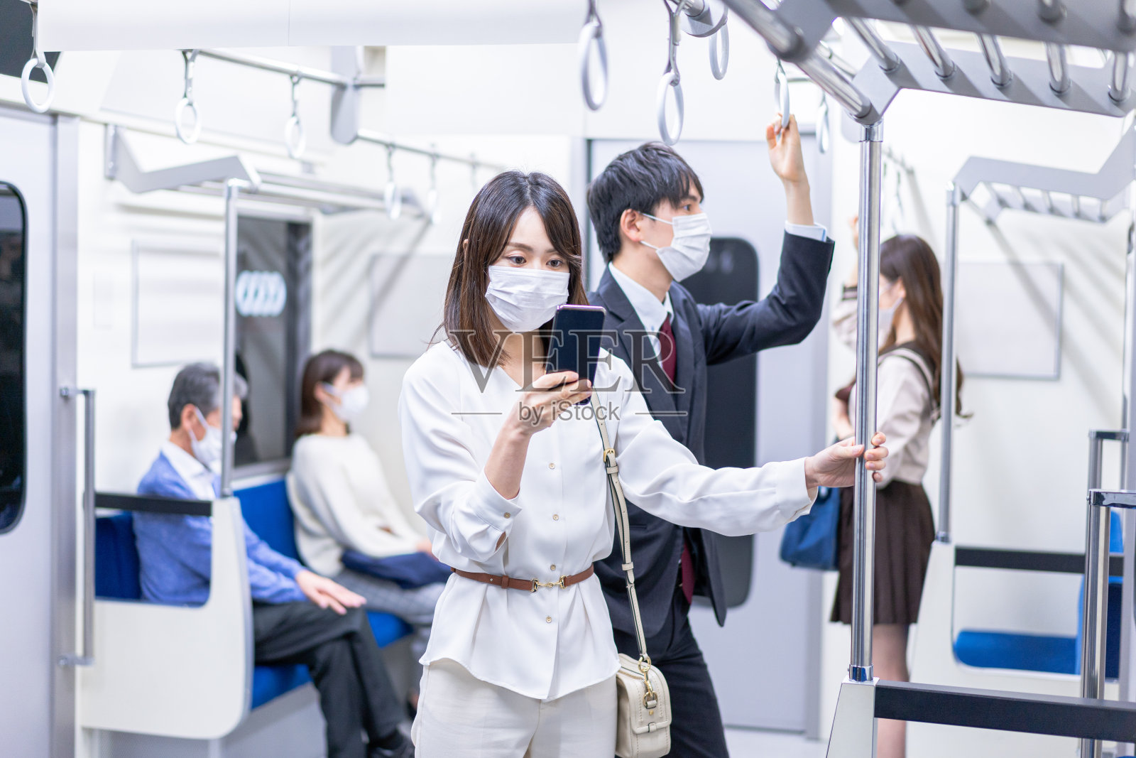 一名年轻女子戴着口罩乘火车旅行照片摄影图片