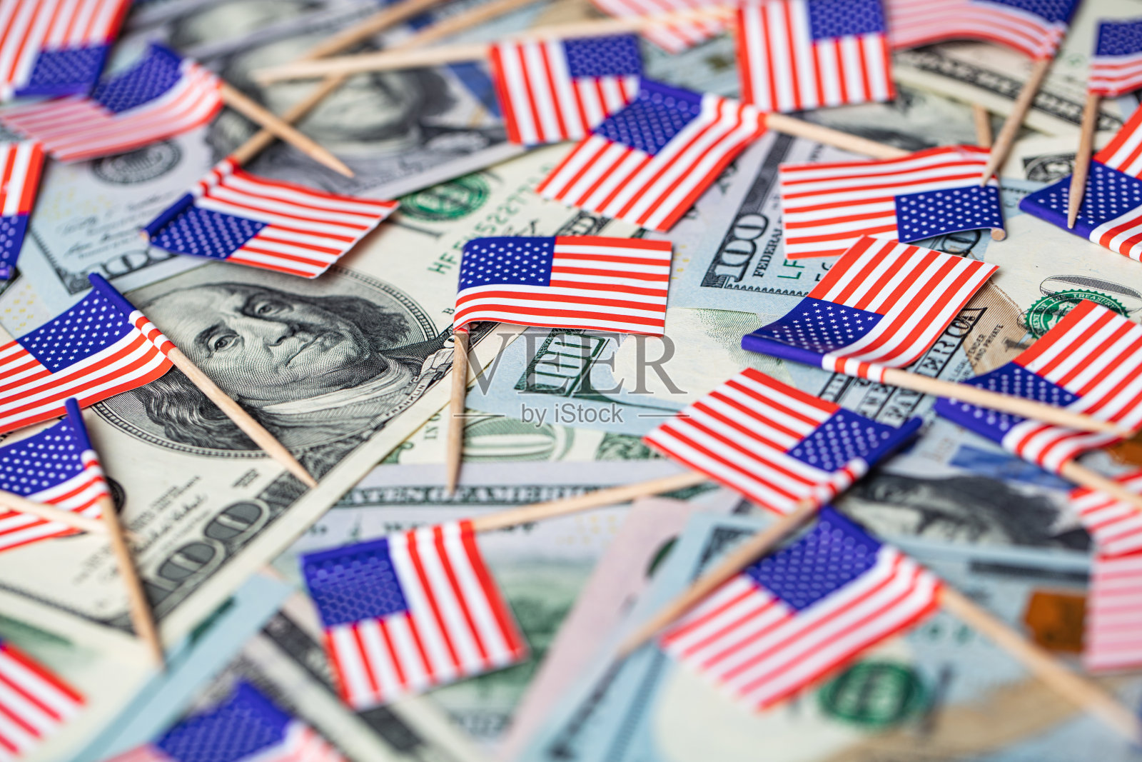 以美国国旗为背景的100美元纸币照片摄影图片