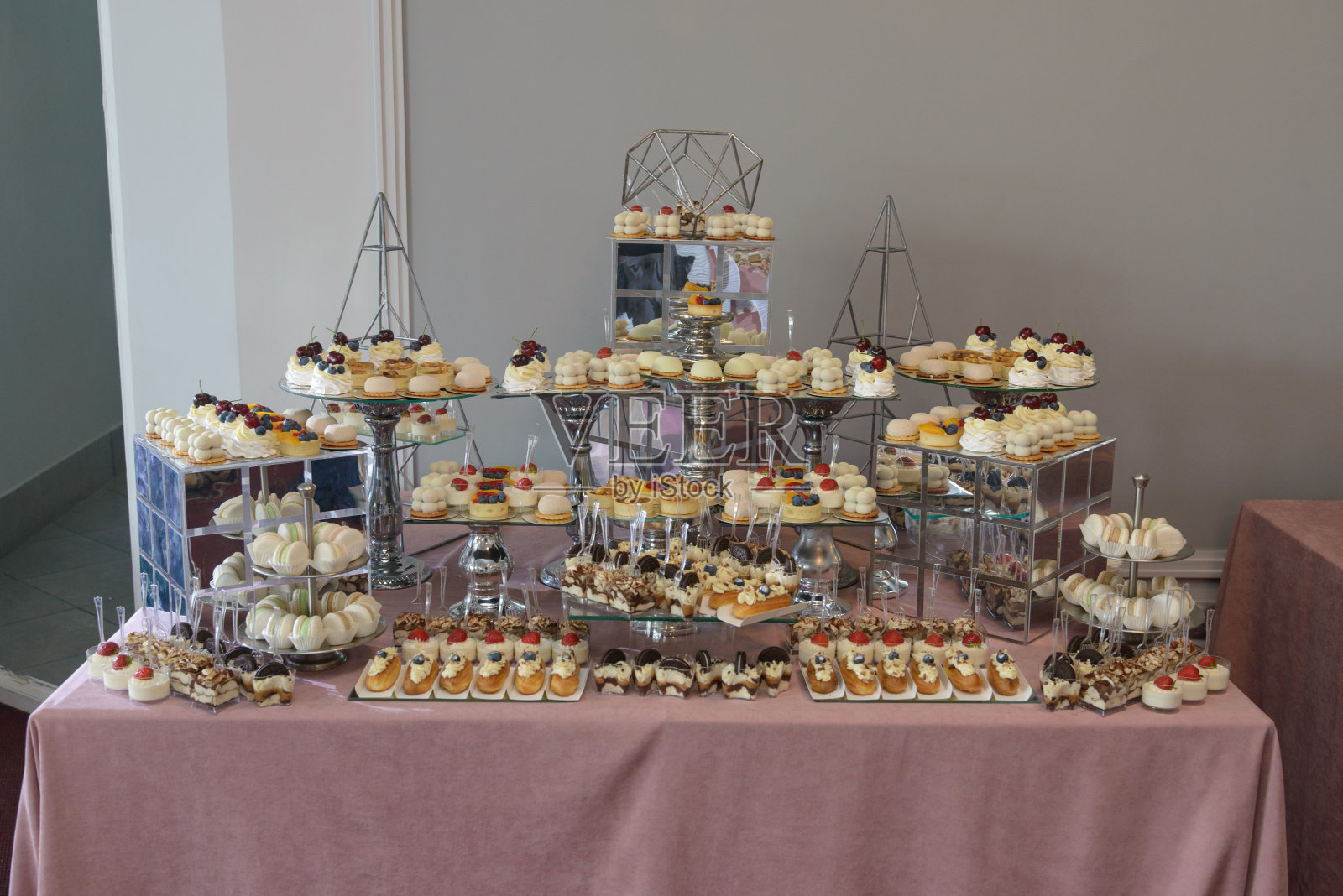 原始的彩色糖果棒。聚会上放糖果的桌子照片摄影图片