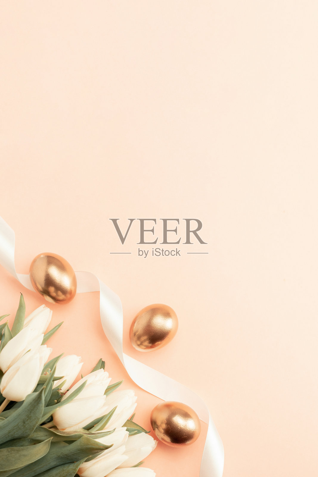 金色的鸡蛋与春天白色郁金香在柔和的粉红色背景在快乐的复活节装饰。箔极简鸡蛋设计，现代顶视图旗帜设计。照片摄影图片