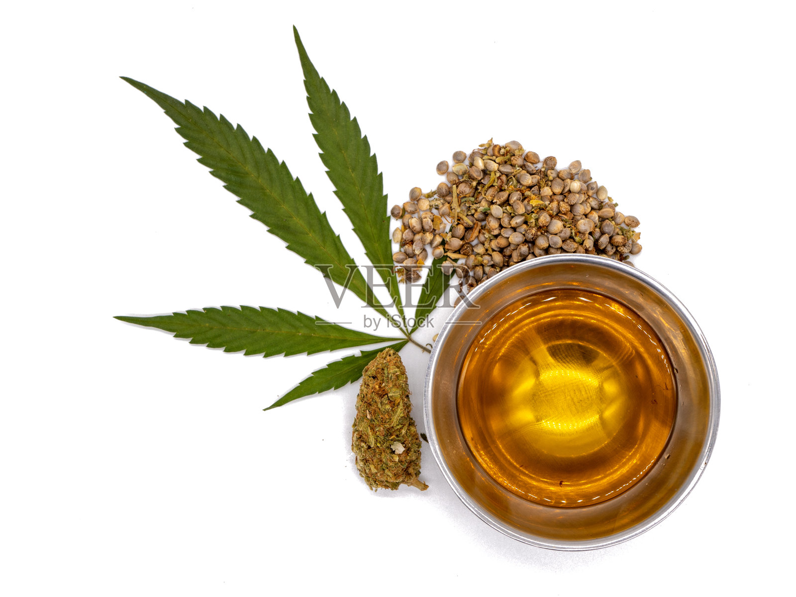 CBD油和大麻叶隔离在白色背景上照片摄影图片