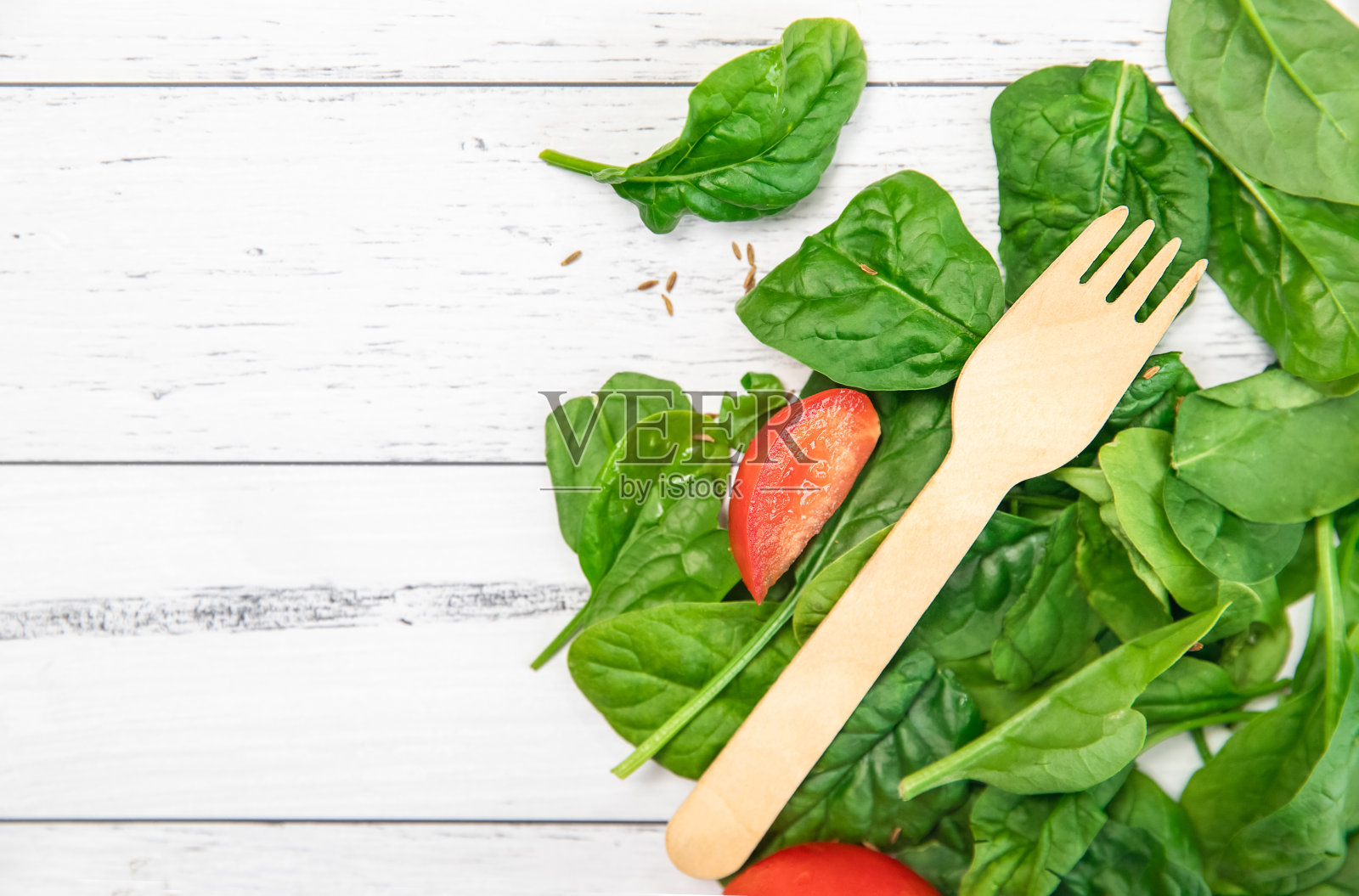 新鲜的沙拉装在可回收的容器里作为外卖送出，没有人照片摄影图片