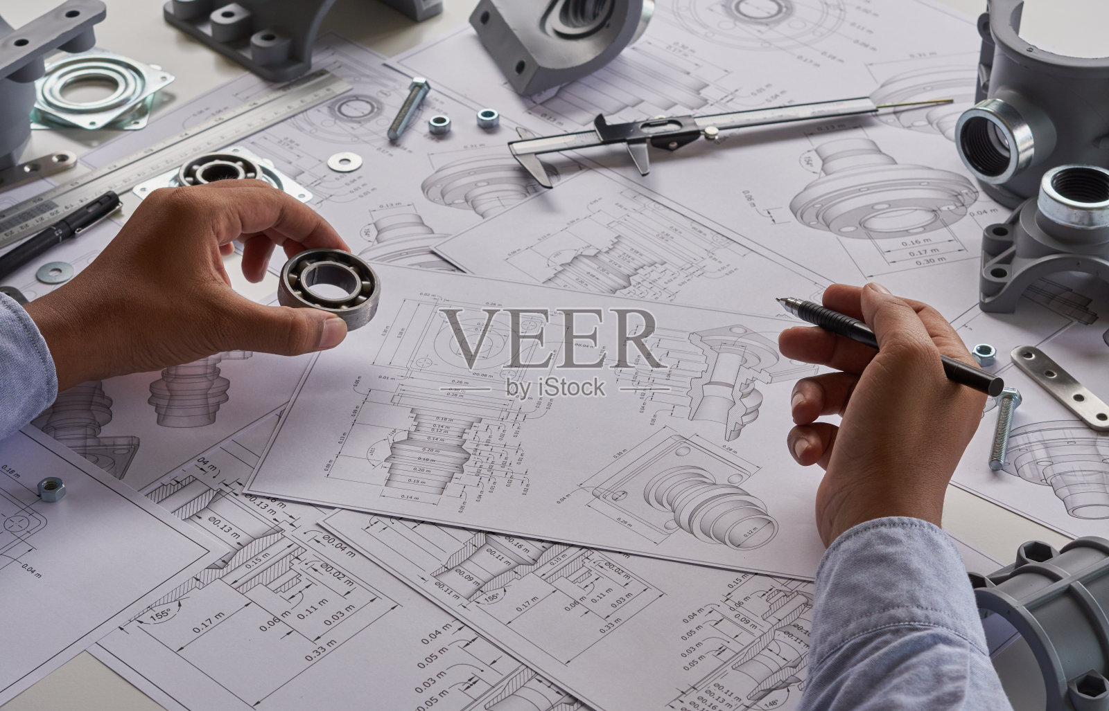 工程师设计机械零件图纸照片摄影图片