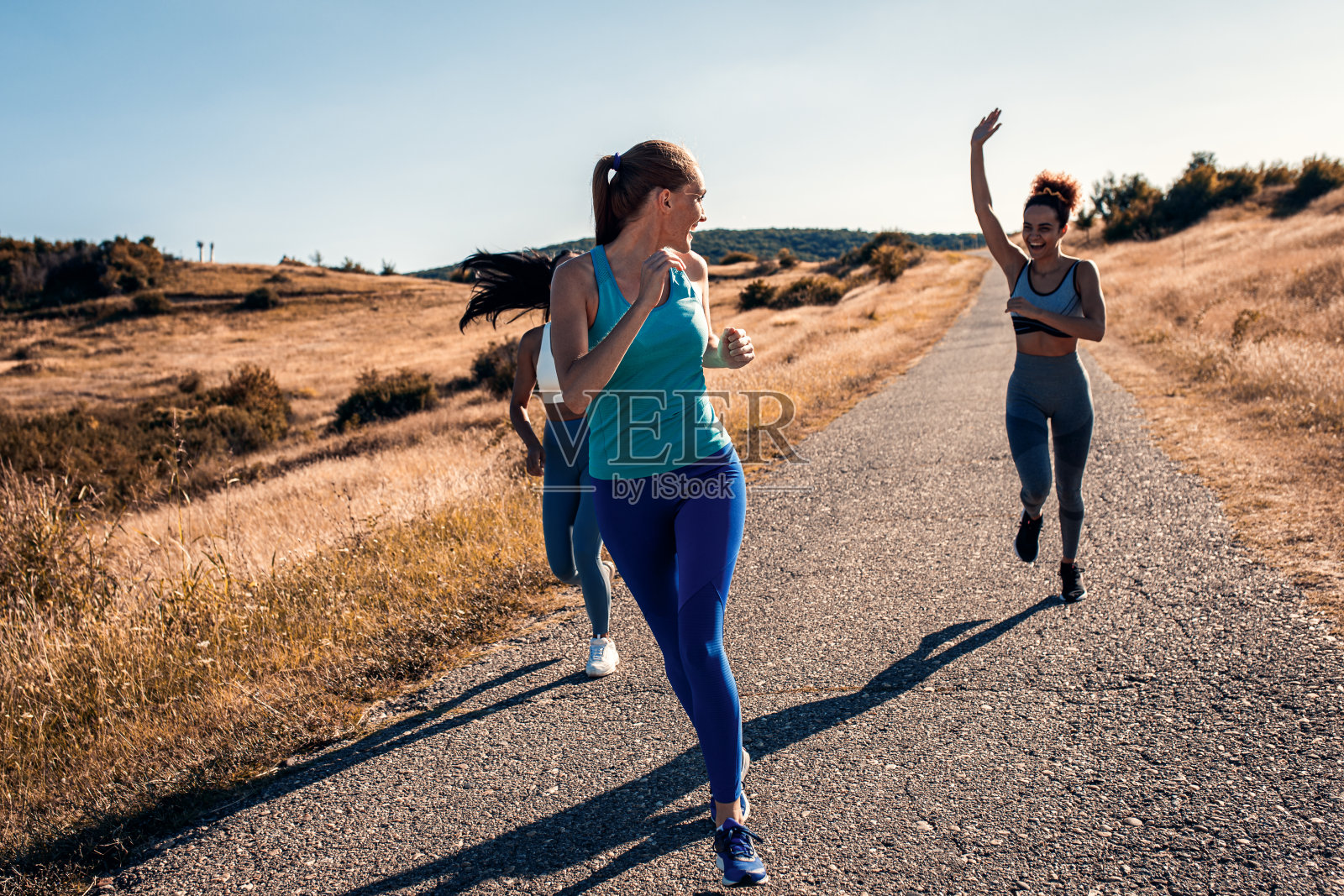 一群在户外跑步的女性朋友。照片摄影图片
