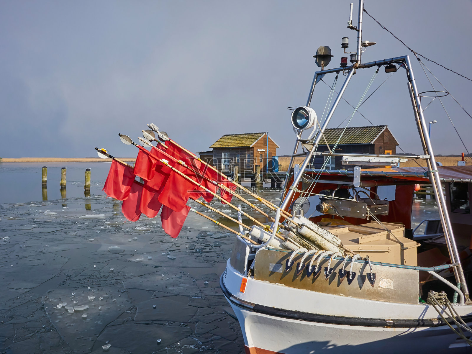 钓鱼在吕根岛照片摄影图片