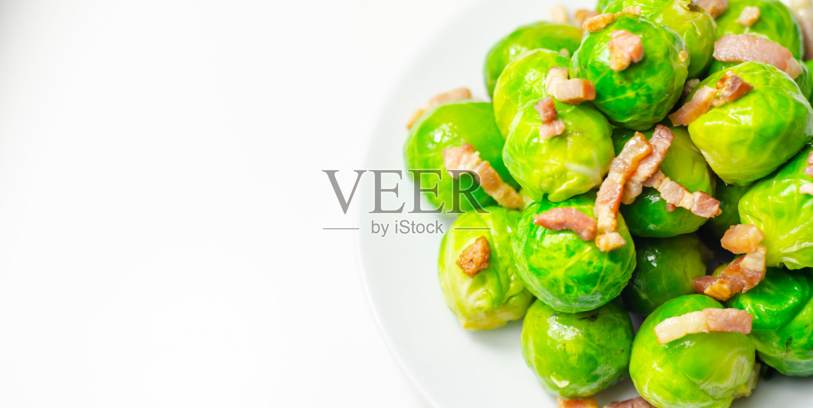 美味的球芽甘蓝配烟熏培根和咸味黄油照片摄影图片