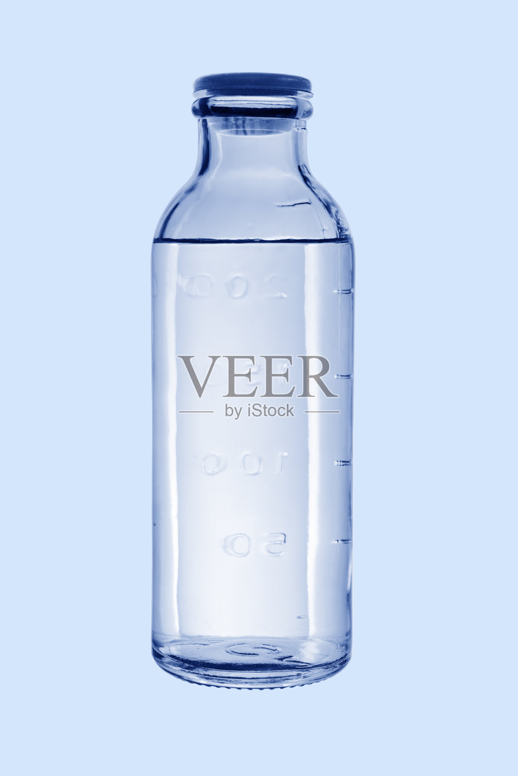 有塞子的医用玻璃瓶。在蓝色的背景上充满了液体照片摄影图片