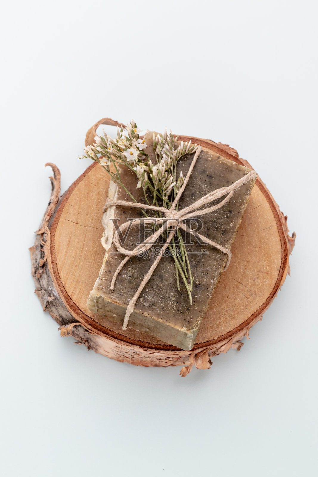 手工制作的天然肥皂在柔和的背景。照片摄影图片