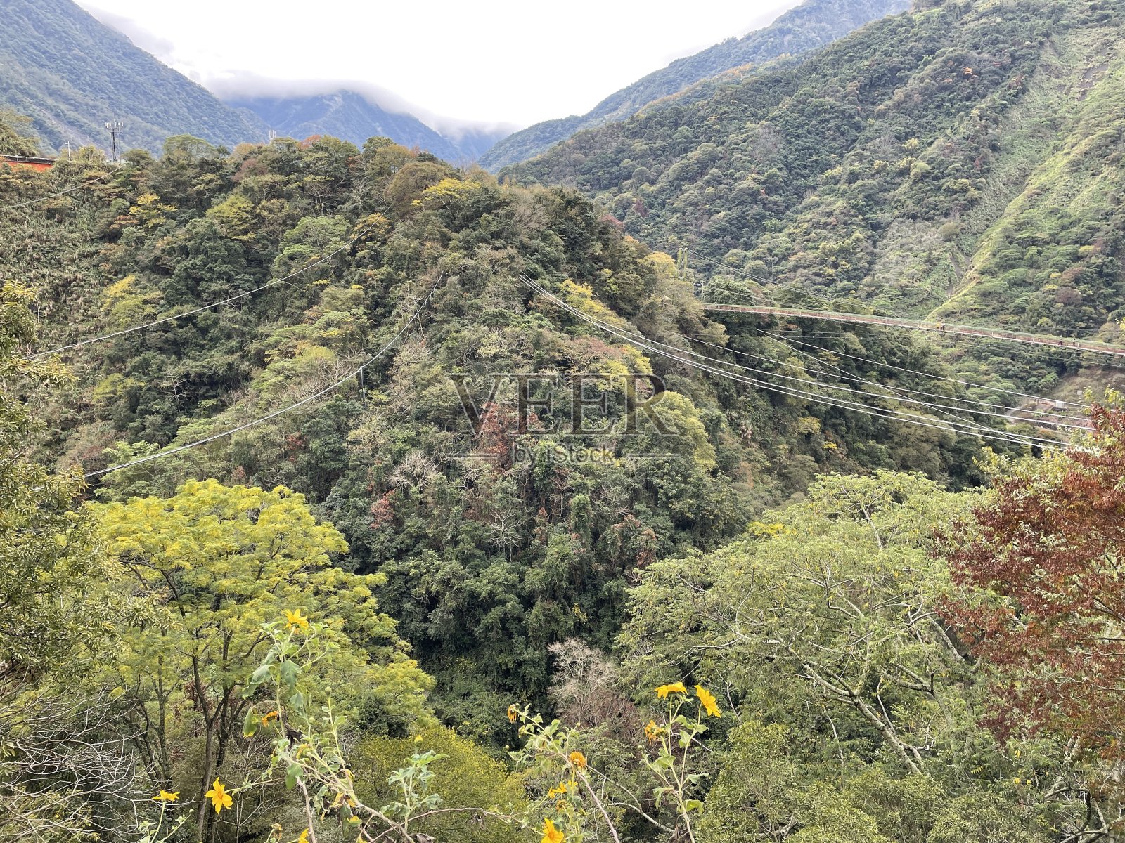 山和天空都有电线电缆照片摄影图片