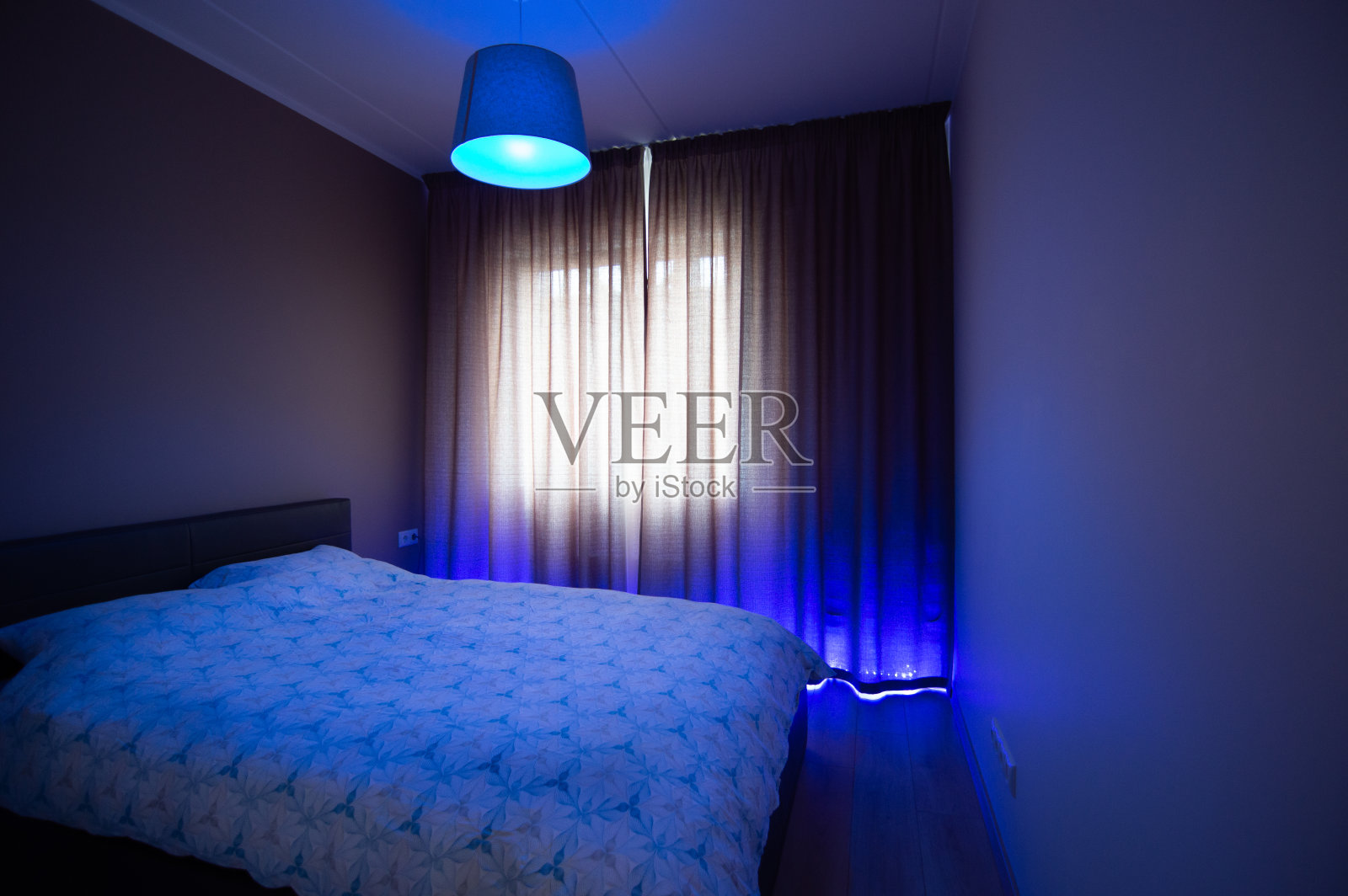 未来派的蓝色照明卧室和宽大的双人床照片摄影图片