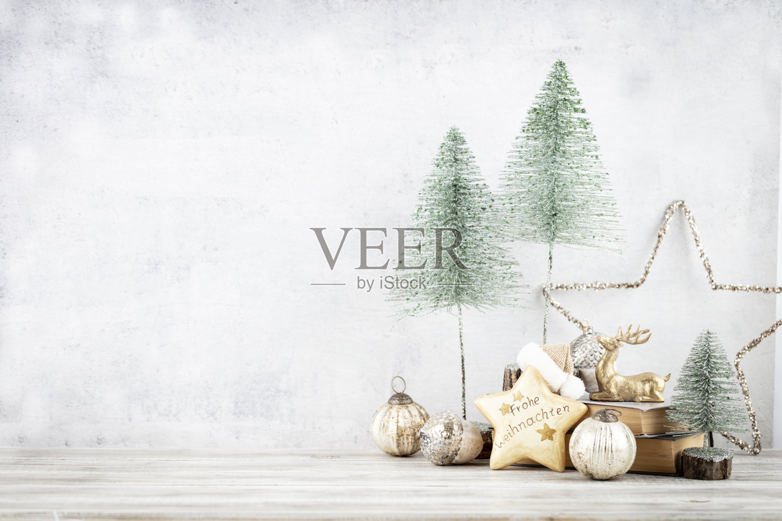 圣诞树和新年装饰品。照片摄影图片